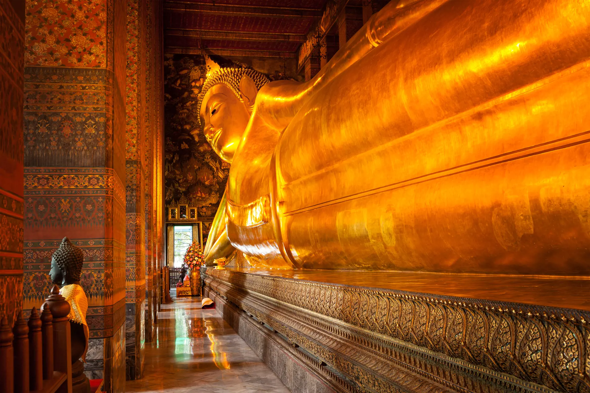 WAT PHO - Er et af Bangkoks ældste templer. Her finder I den enorme liggende buddha, Check Point Travel