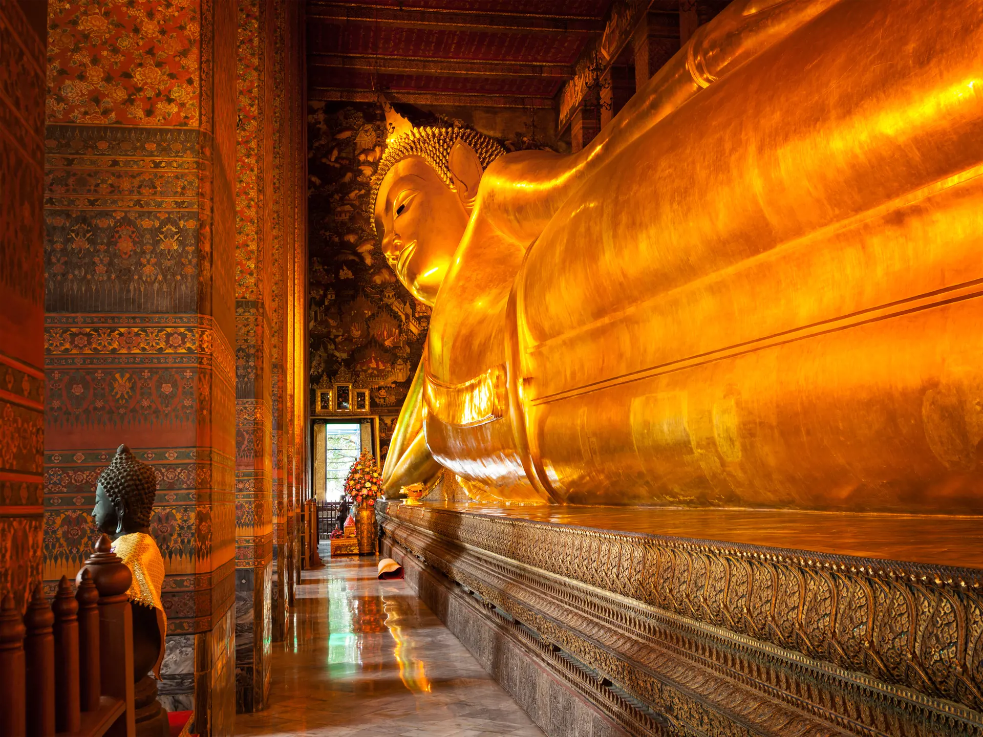 WAT PHO - Er et af Bangkoks ældste templer. Her finder I den enorme liggende buddha, Check Point Travel