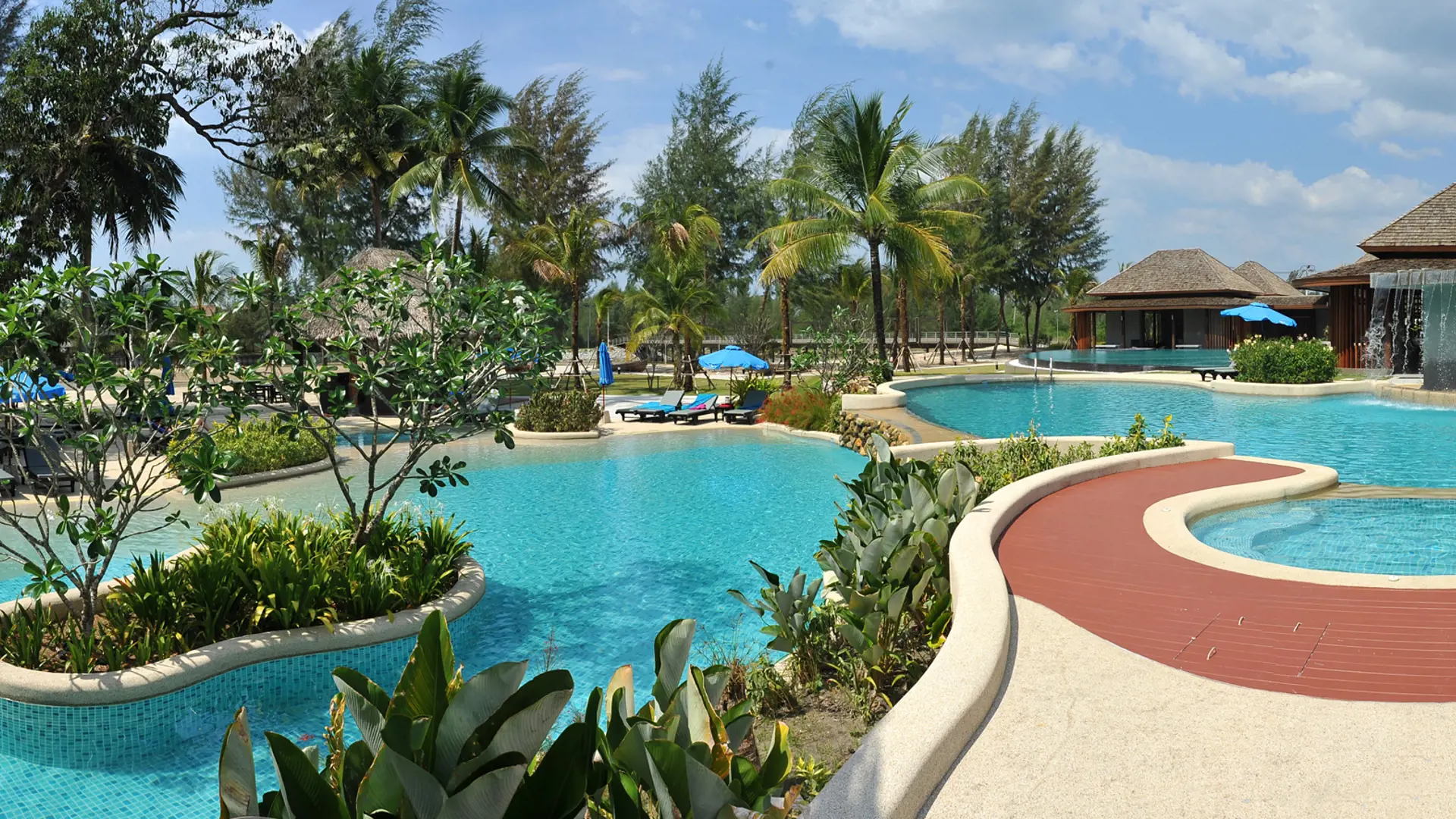 FLERE SWIMMINGPOOLS - Apsara Beachfront Resort har flere skønne swimmingpools. Den ene ligger med udsigt til havet, Check Point Travel