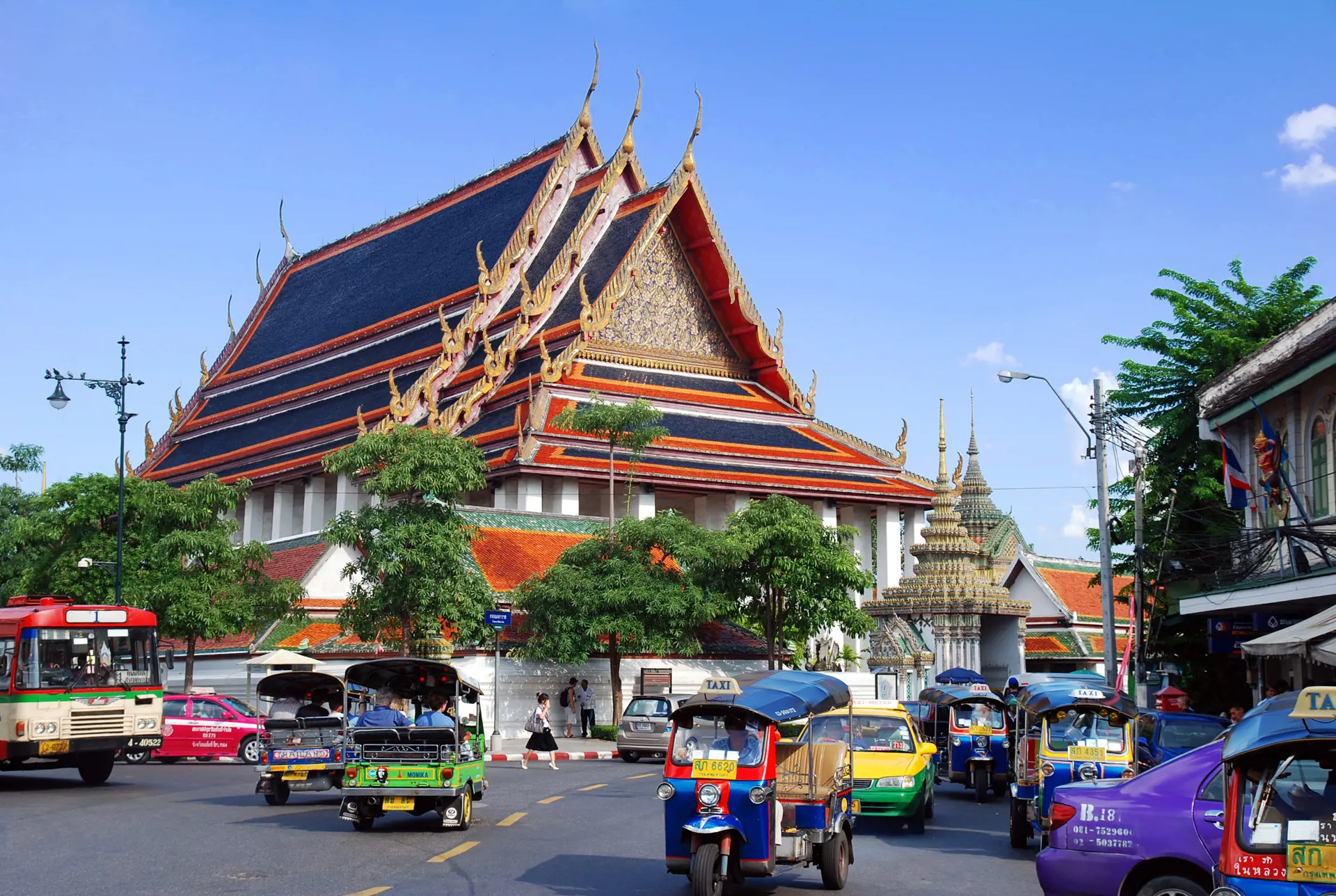 WAT PHO - En kort spadseretur fra Grand Palace ligger Wat Pho, templet for Den Liggende Buddha. Templet fra 1400-tallet ligger som en fredfyldt oase i hjertet af storbyen, Check Point Travel