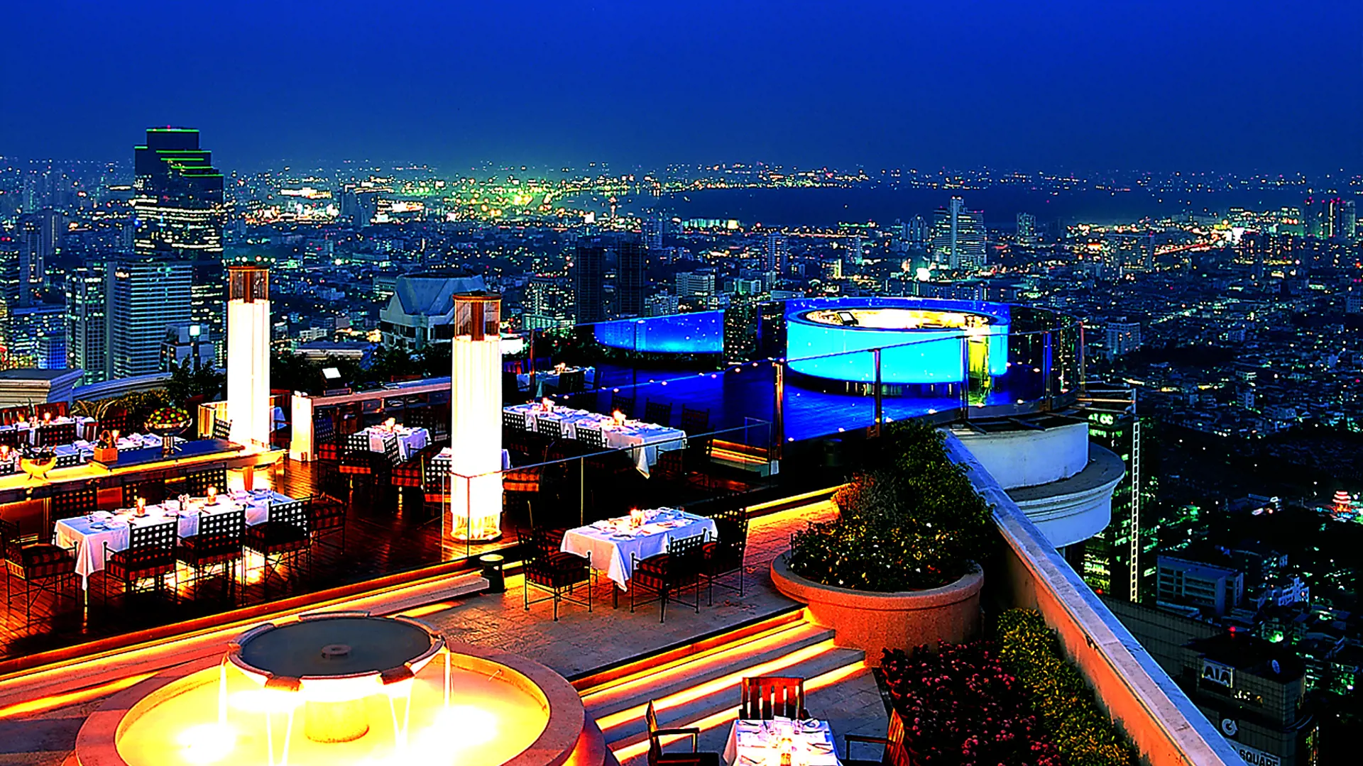 BANGKOK BY NIGHT - På toppen af Lebua at State Tower kan I nyde en drink i Sky Bar eller spise middag på restaurant Scirocco med udsigt til byens lys, Check Point Travel