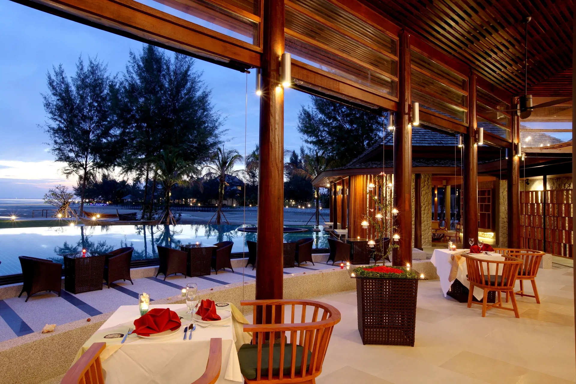 MIDDAG MED UDSIGT - På Apsara Beachfront Resort er der flere gode restauranter. Her er der udsigt til pool, strand og hav, Check Point Travel