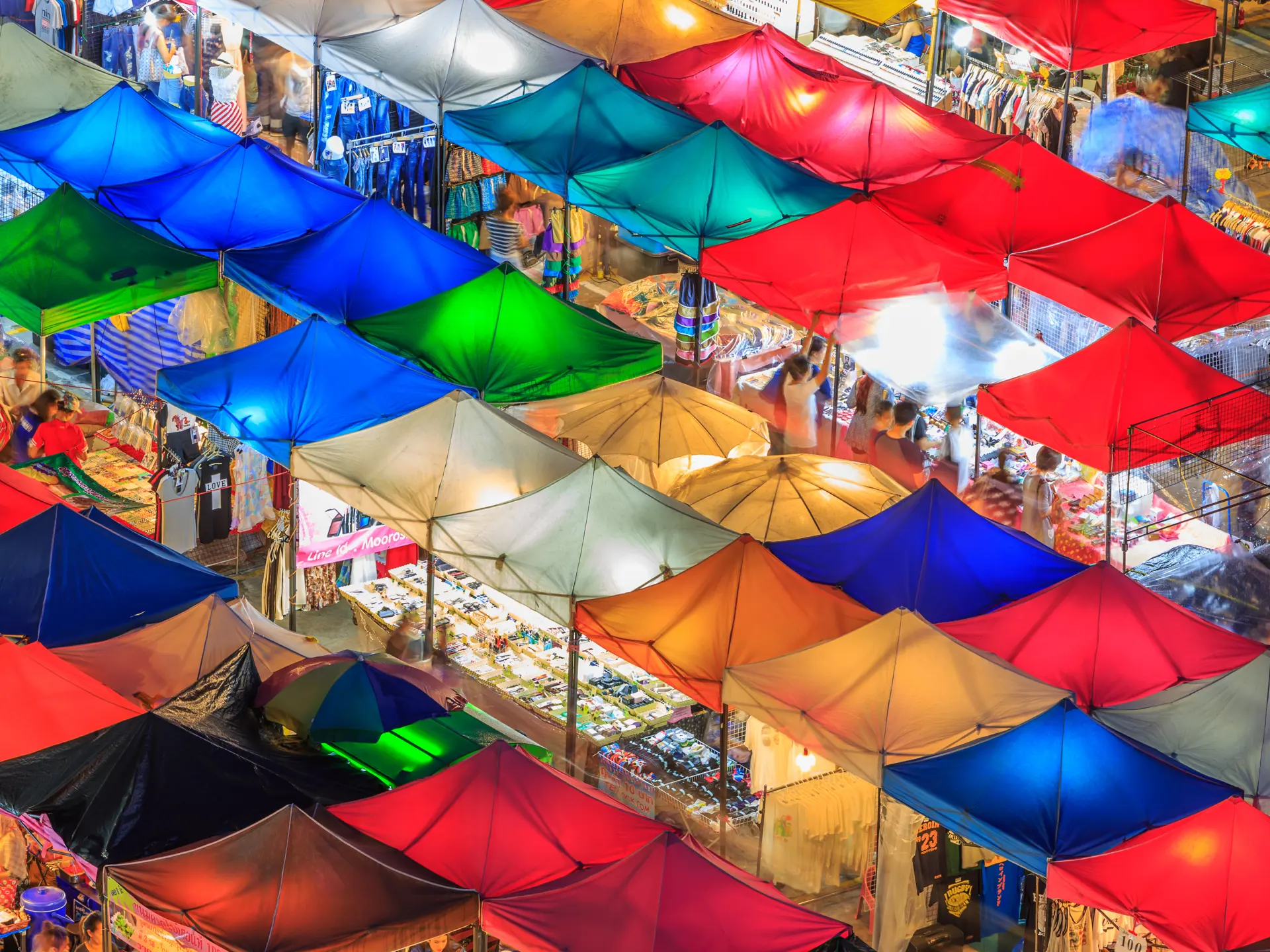 BANGKOK - Besøg et af byens natmarkeder, hvor man kan få alt fra næsten ægte Rolex-ure til næsten ægte Gucci-tasker, Check Point Travel