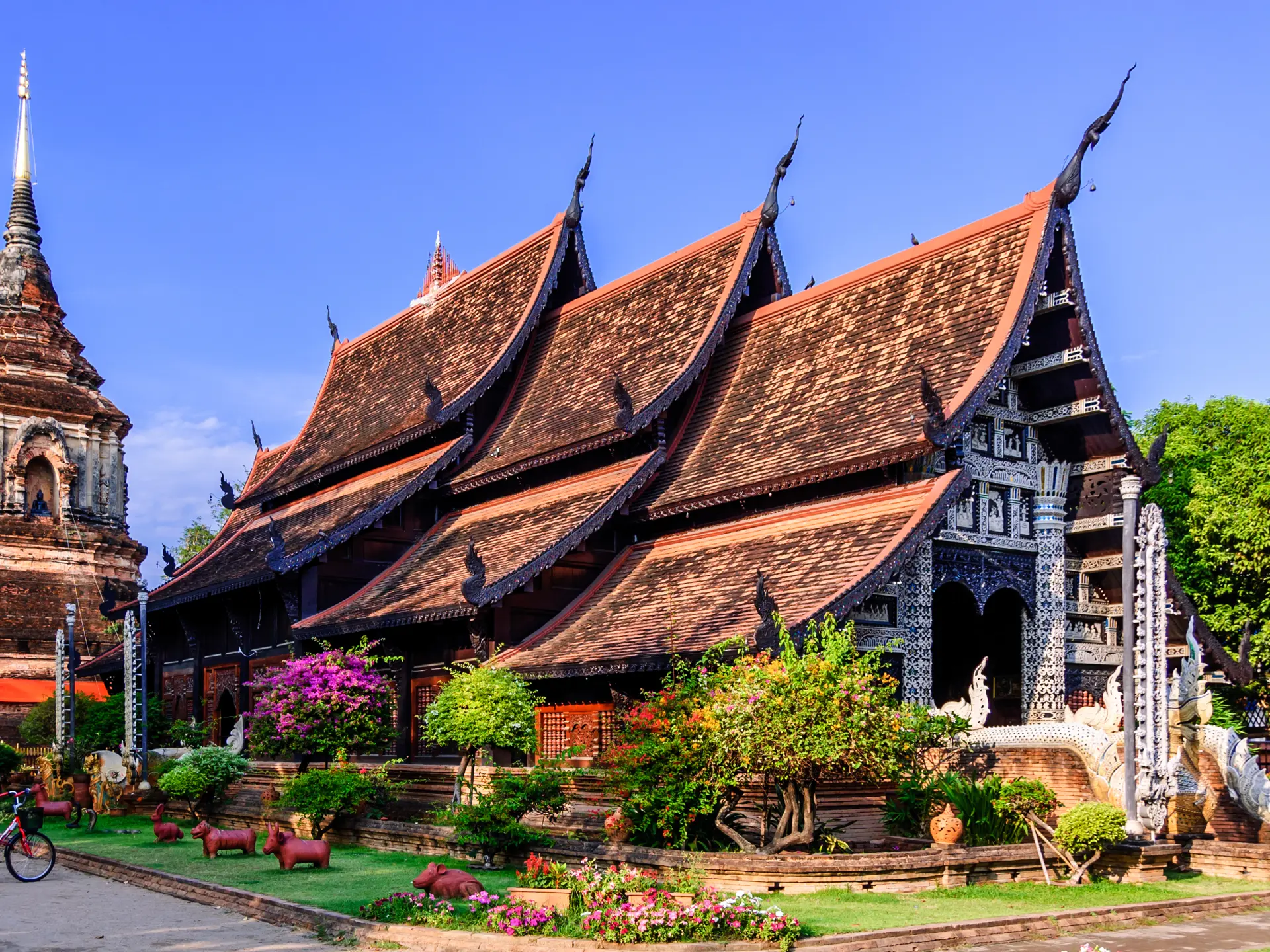 CHIANG MAI - Bag bymuren i den gamle bydel finder i stemningsfulde templer og livlige handelsgader, Check Point Travel