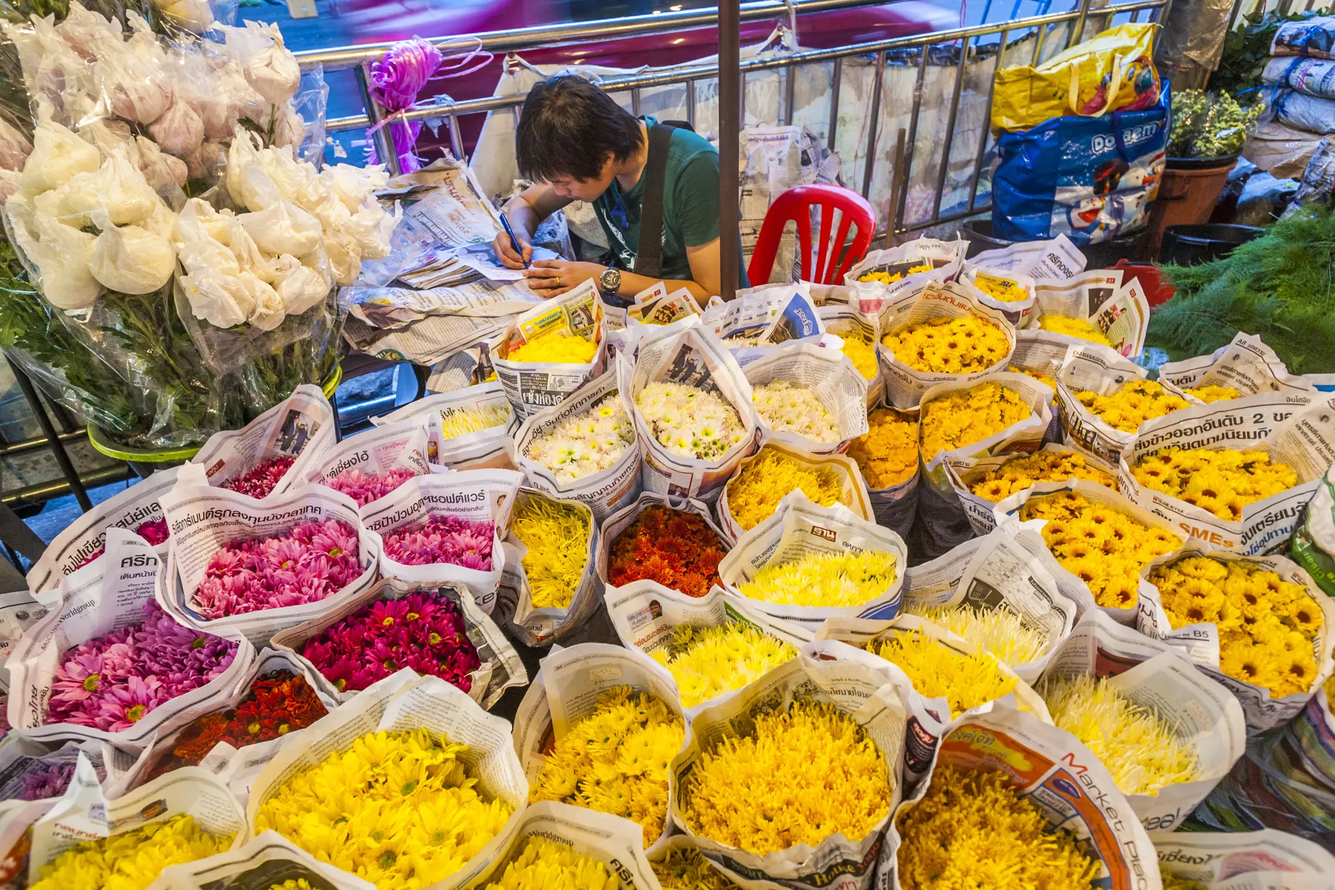 dag 3shutterstock_379409986 BANGKOK, -man sells  flowers at the flowermarket Pak Khlong Talat in Bangkok early morn.jpg