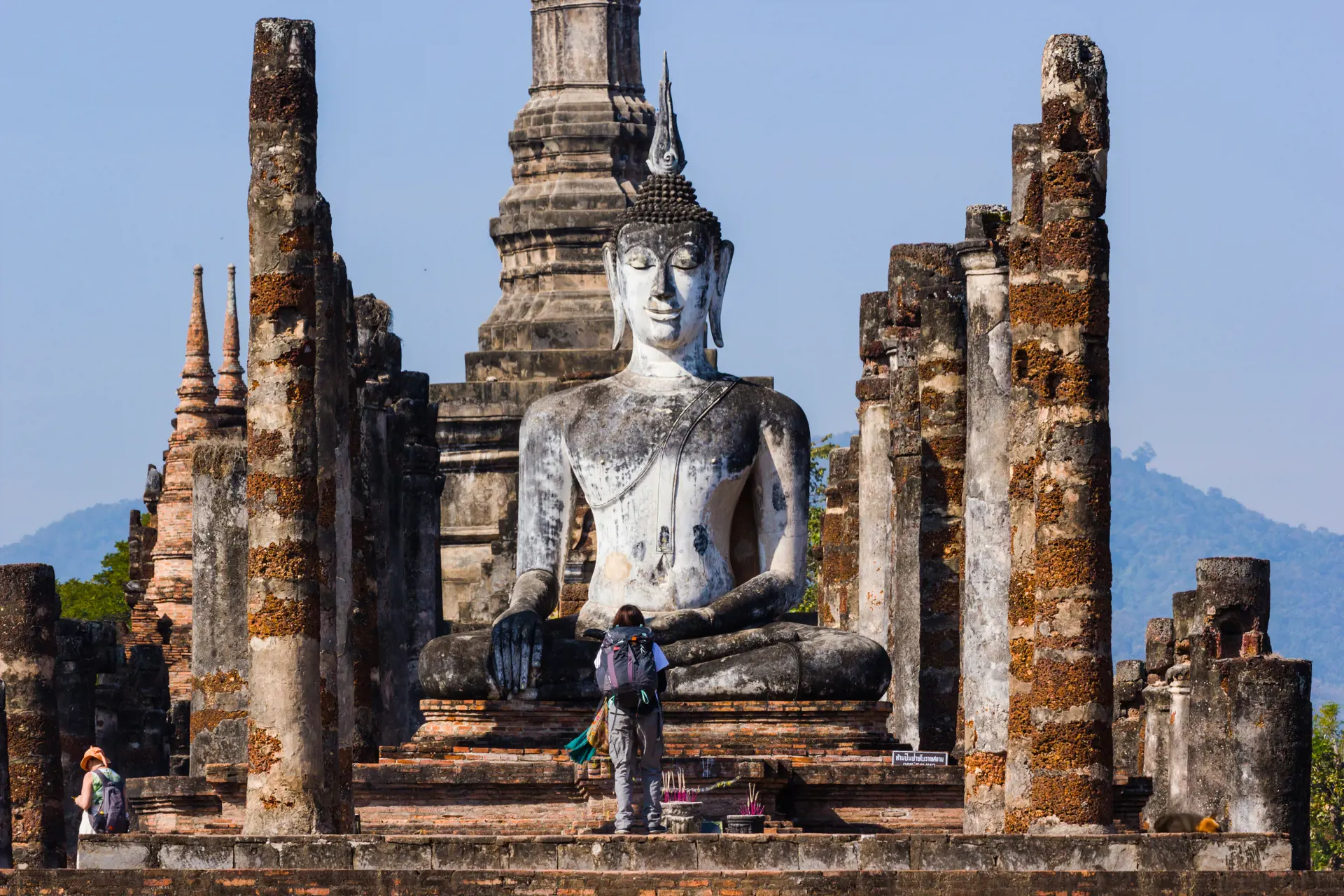 dag 4shutterstock_383320576 Sukhothai, 2016 Buddha statues at Wat Mahathat ancient capital of Sukhothai, Thaila.jpg