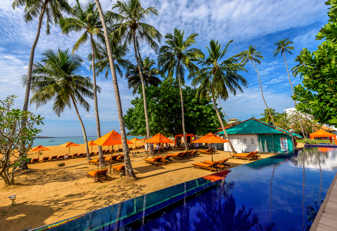UNAWATUNA - den ene af hotellets swimmingpools ligger næsten på stranden, Check Point Travel