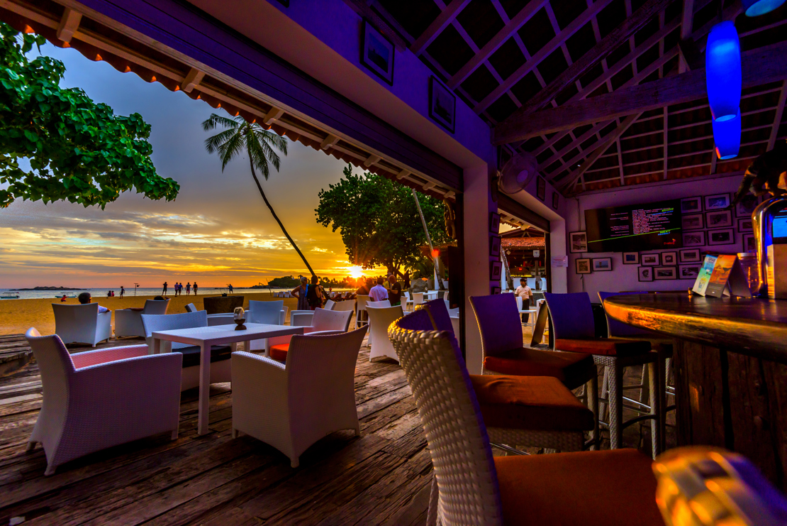 Unawatuna - det er muligt at nyde en drink og den fantastiske solnedgang i baren, Check Point Travel