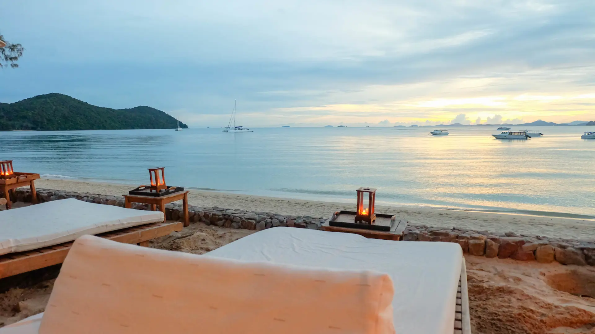 LUN AFTEN I STRANDKANTEN - På Santhiya Koh Yao Yai kan I nyde solnedgangen helt nede i strandkanten, Check Point Travel