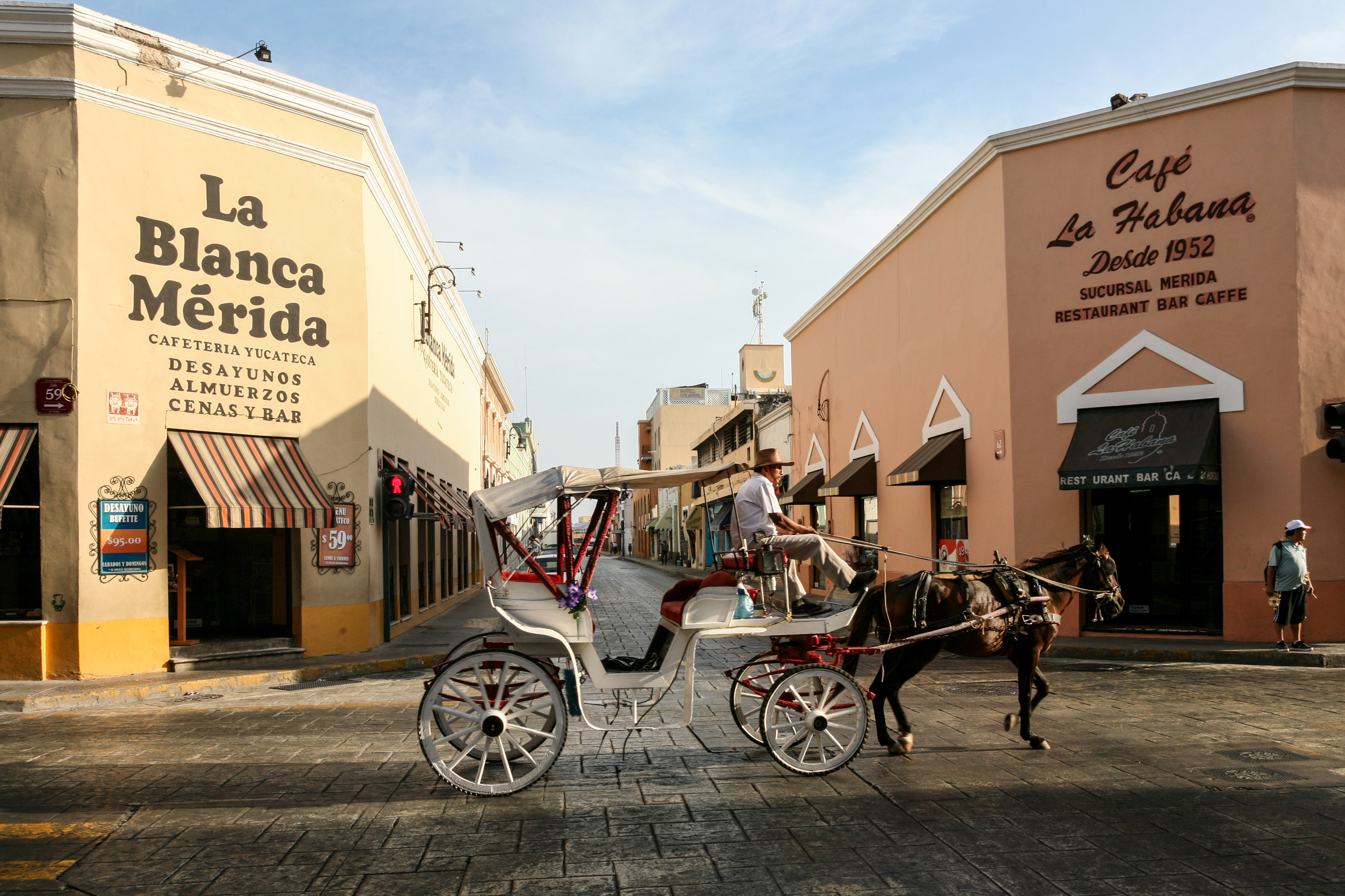Shutterstock 1045077082 MERIDA, MEXICO March 11, 2012 Horse Carriages On A Morning City Street In Merida, Yucatan, Mexico