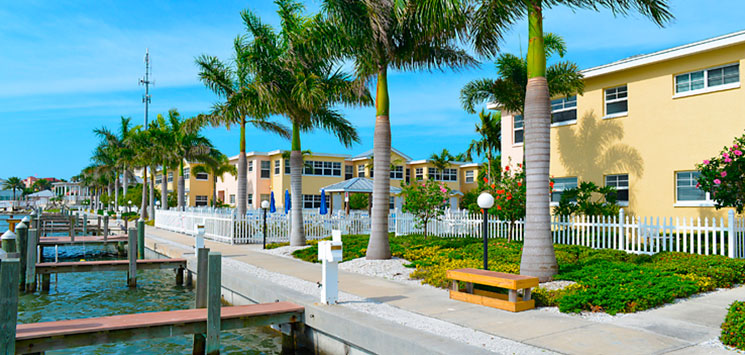 CLEARWATER - Barefoot Beach Resort ligger perfekt mellem marinaen og den skønne, brede strand, Check Point Travel