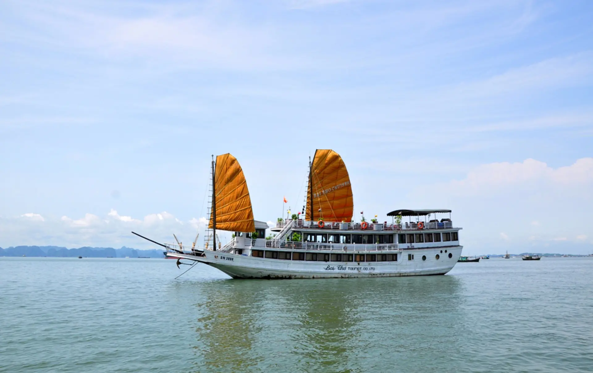 Bai tho outside white.JPG