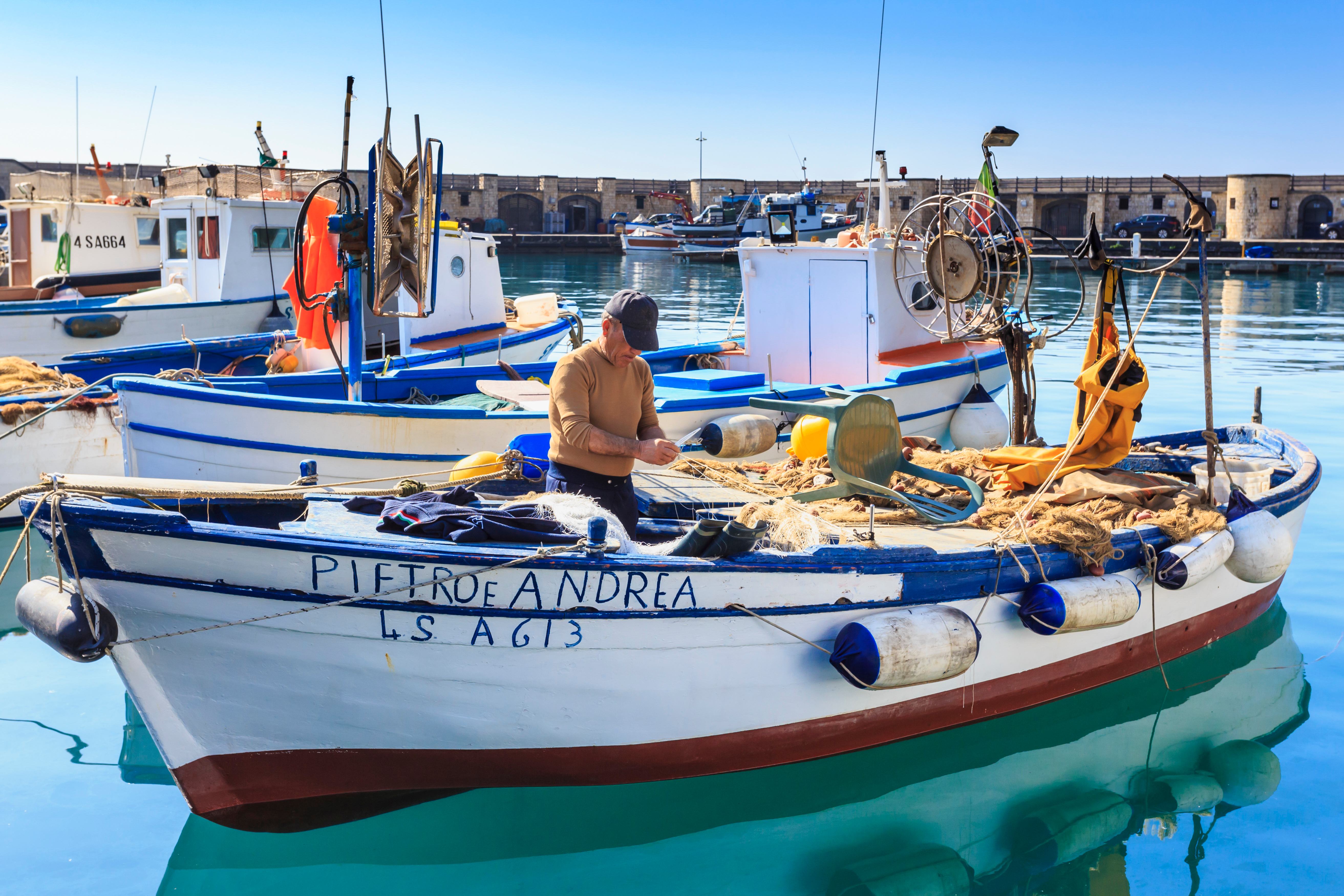 En lokal fisker er ved at gøre sig klar