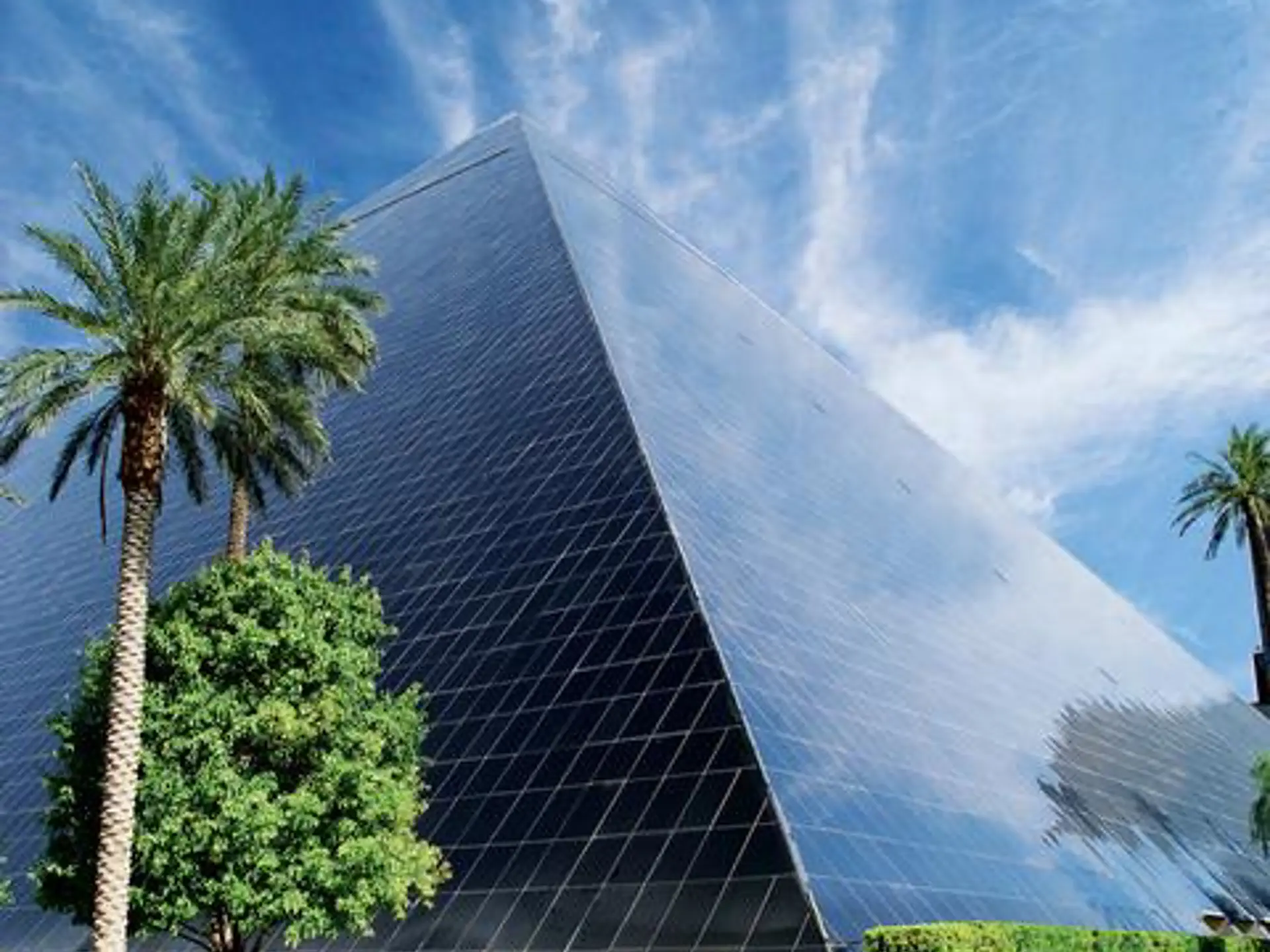 Luxor_Daytime_Pyramid_low.jpg