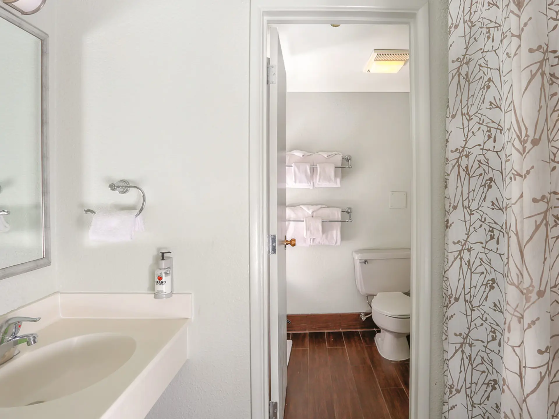 visitgrandcanyon-pg-yavapai-lodge-east-bathroom.jpg