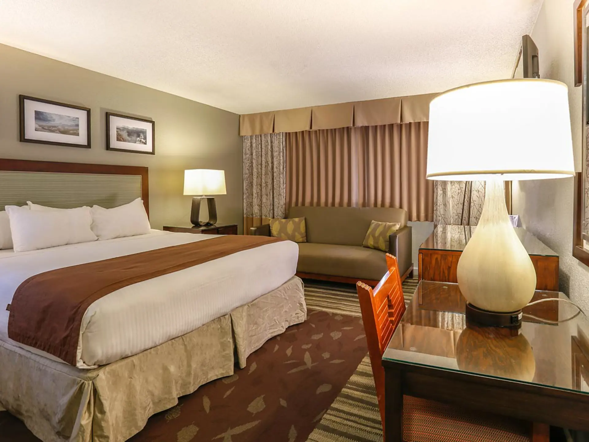 visitgrandcanyon-pg-yavapai-lodge-east-king-room.jpg