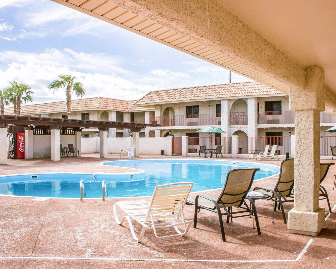 PoolCourtyard1.JPG