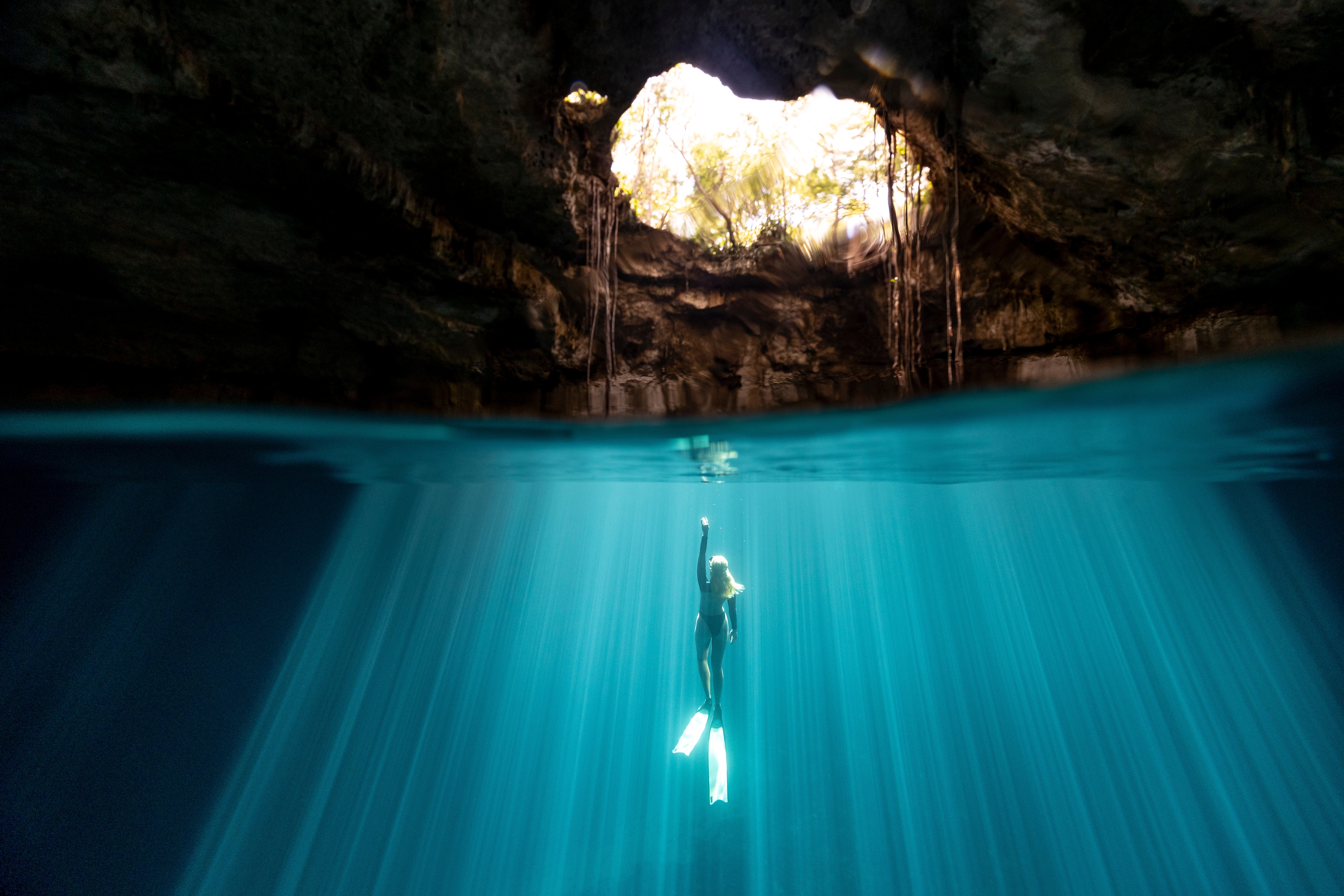 Shutterstock 2538562443 Underjordisk Cenote Med Fri Dykker Og Lysstråler Gennem Et Hul