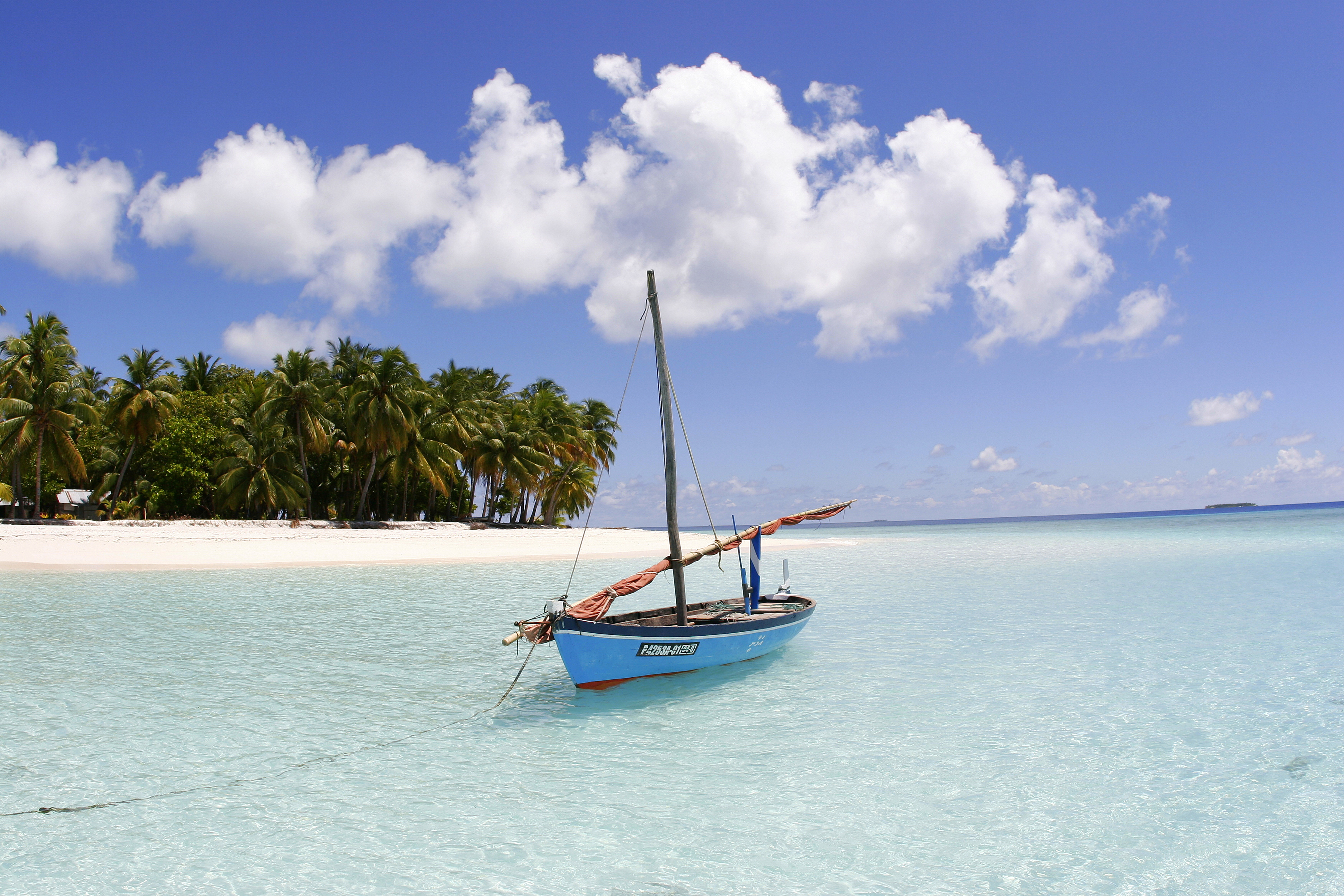 MALDIVERNE - fra en meget tidlig alder lærer de lokale at sejle i de traditionelle både, der bruges til fiskeri såvel som transport, Check Point Travel