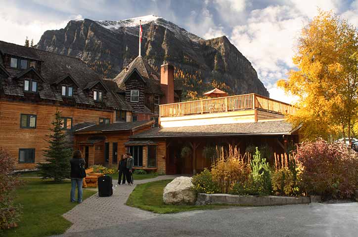 720x480-deer-lodge-lake-louise-outdoor-summer-1.jpg