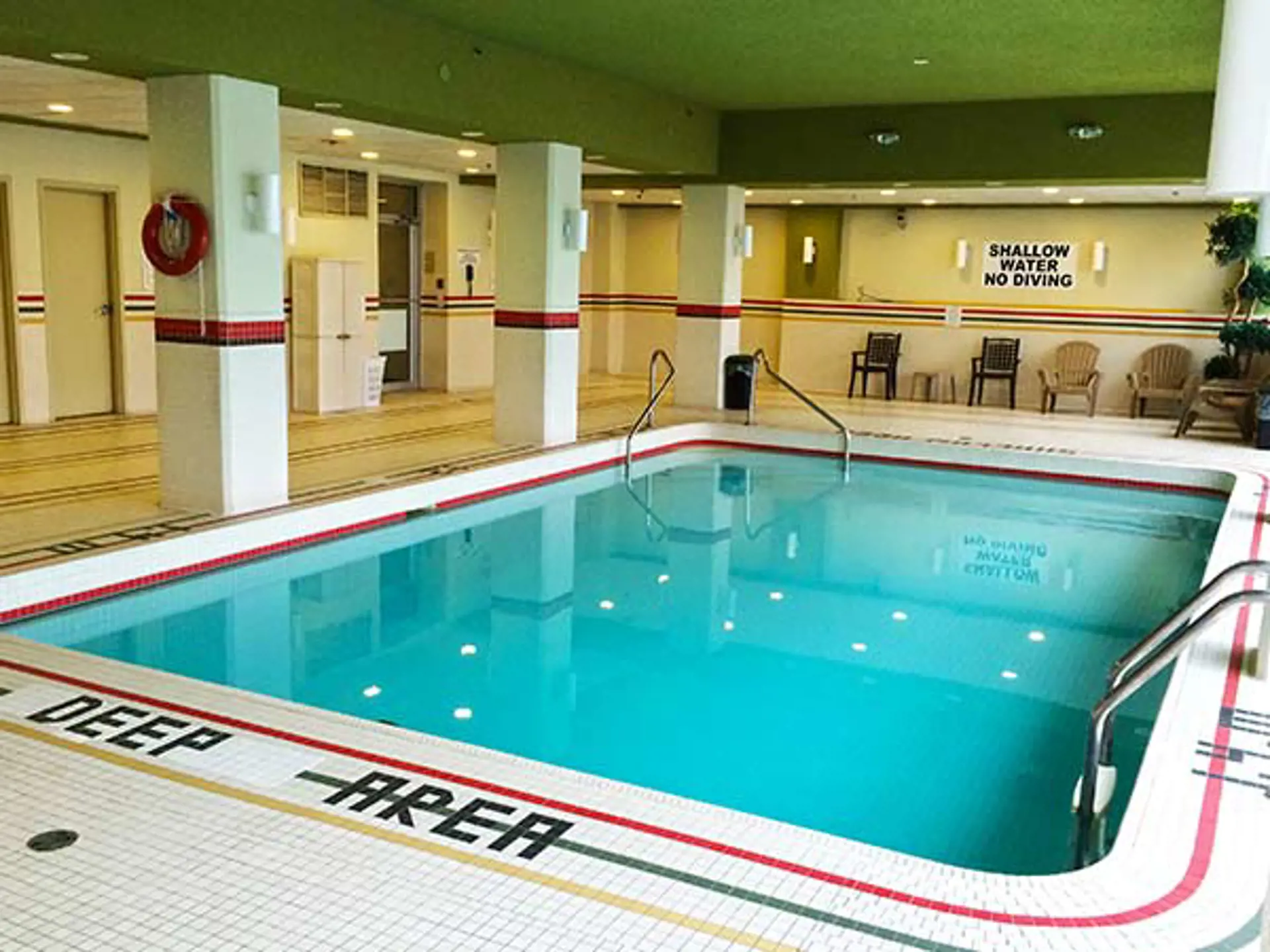 la-oakes-hotel-pool.jpg