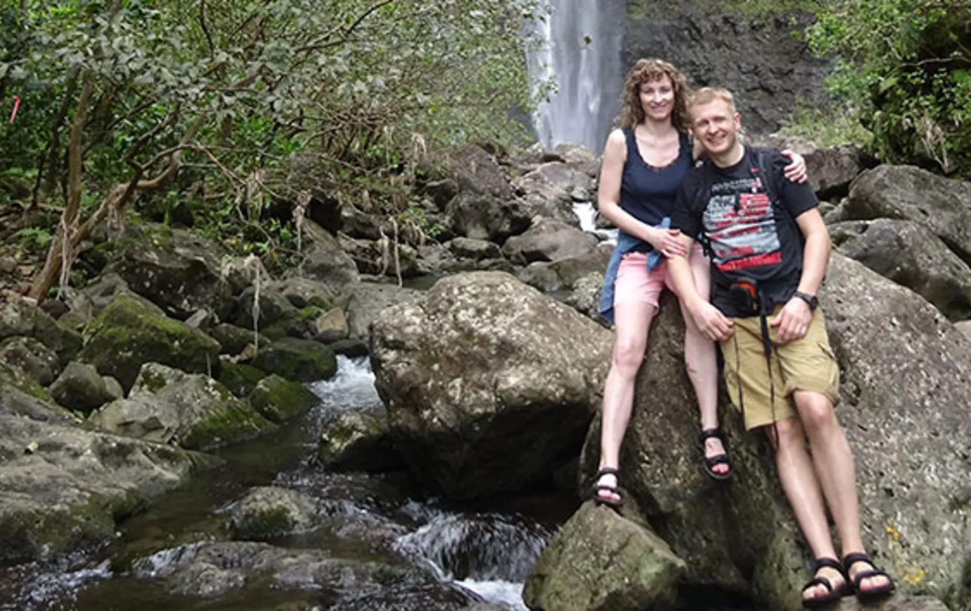 Mette-og-Brian-ved-vandfaldet-Hanakapiai-på-Kauai.jpg