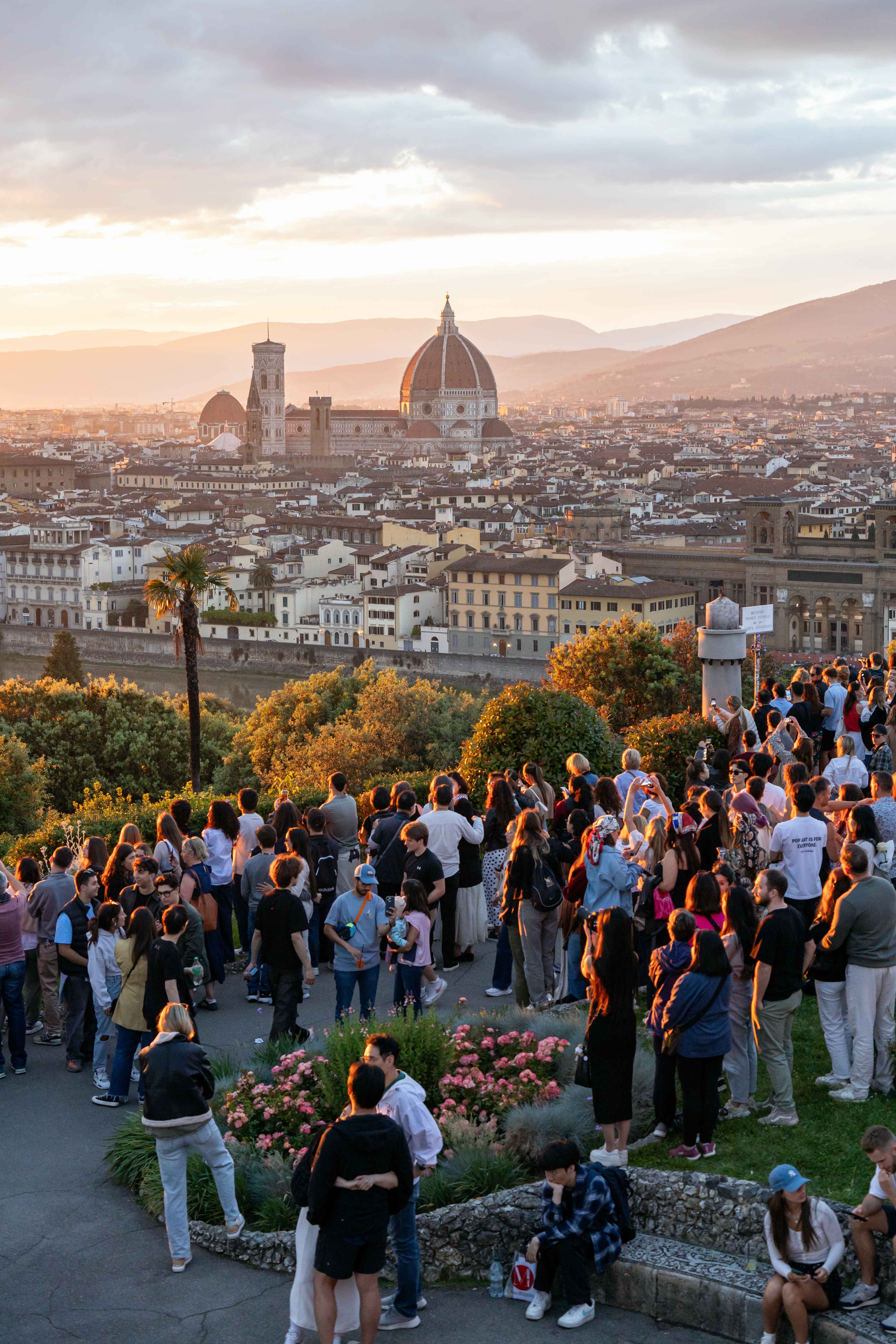Shutterstock 2663191387 Firenze, Italien 10. Maj 2025 Turister Samlet På Piazzale Michelangelo Ser Solnedgangen Over Byens Skyline Og Duomo