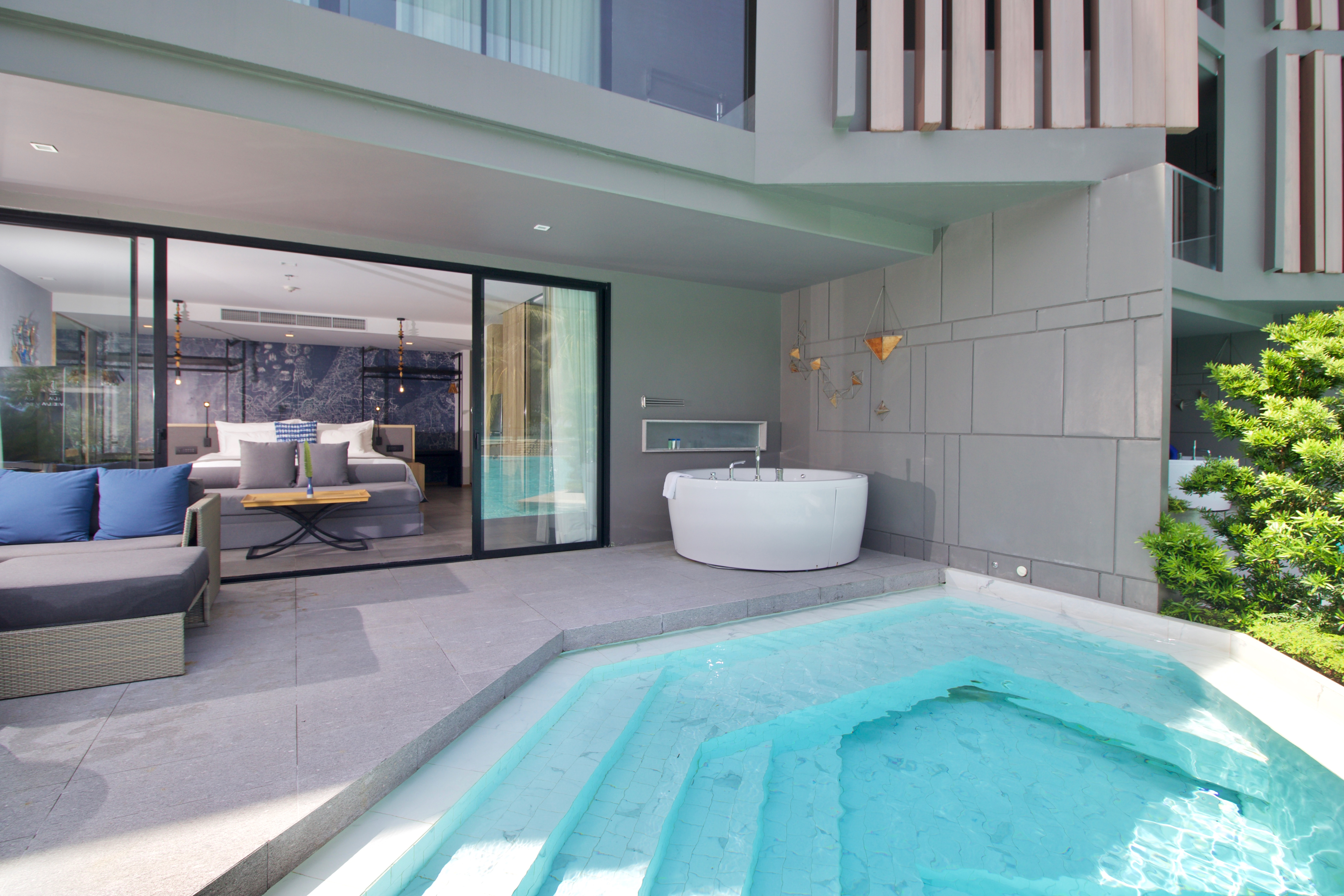 Pool Access Grand 1