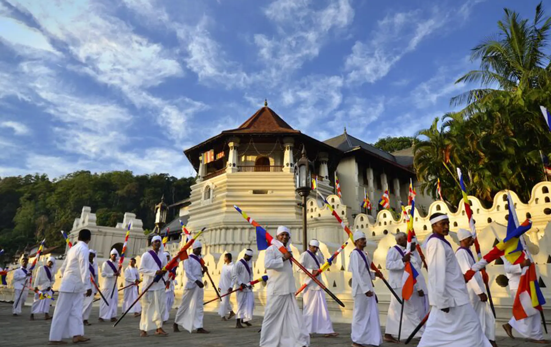 KANDY - festivalstemning omkring templet hvor buddhas ene tand opbevares, Check Point Travel