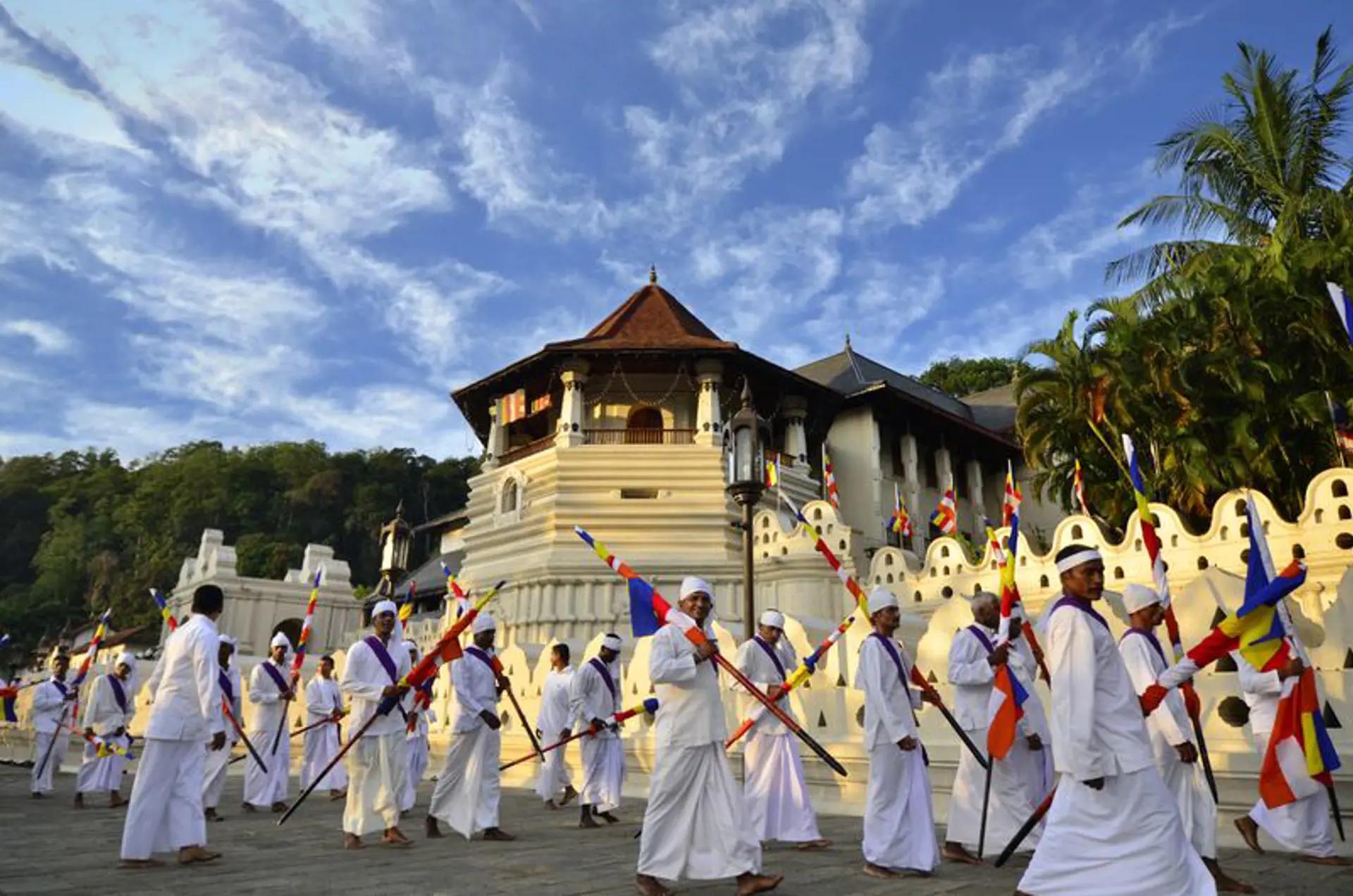 KANDY - festivalstemning omkring templet hvor buddhas ene tand opbevares, Check Point Travel