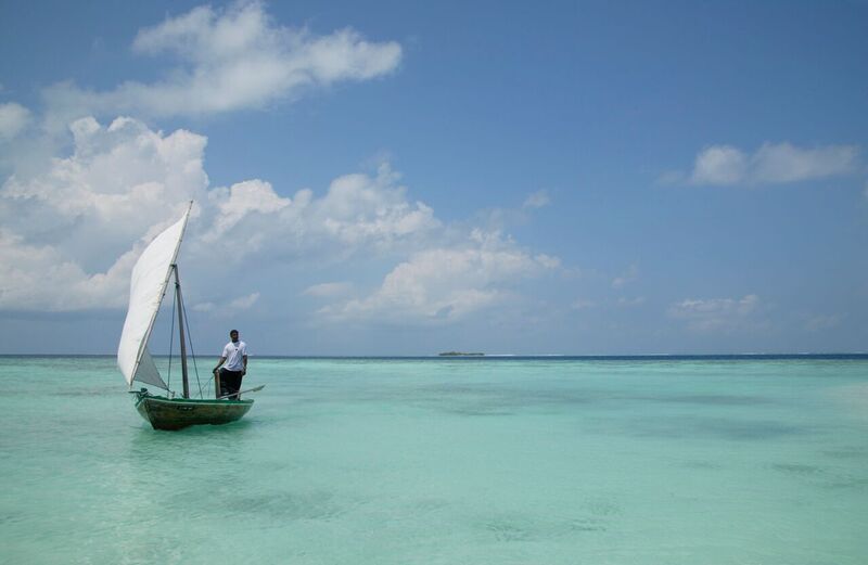 MALDIVERNE - de lokale lærer allerede i en tidlig alder at manøvrere en fiskebåd, Check Point Travel