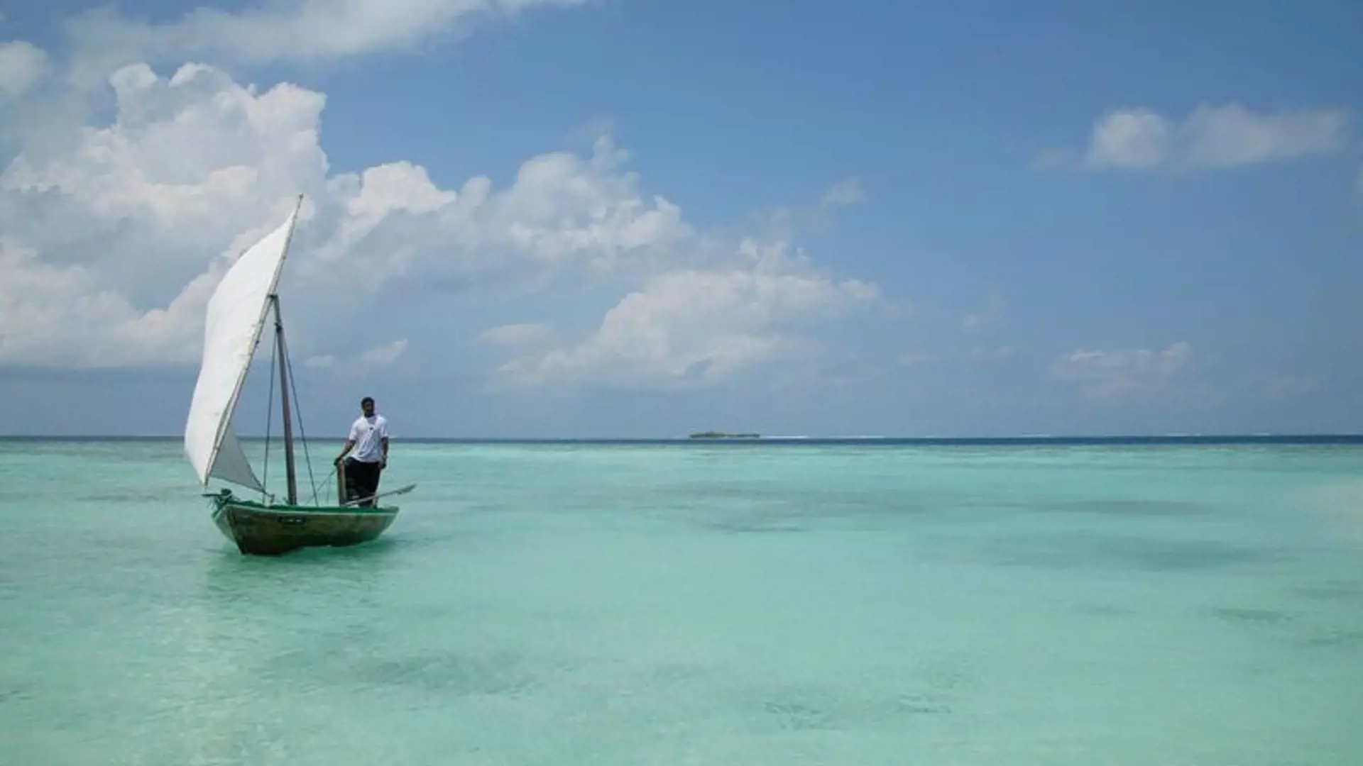 MALDIVERNE - de lokale lærer allerede i en tidlig alder at manøvrere en fiskebåd, Check Point Travel
