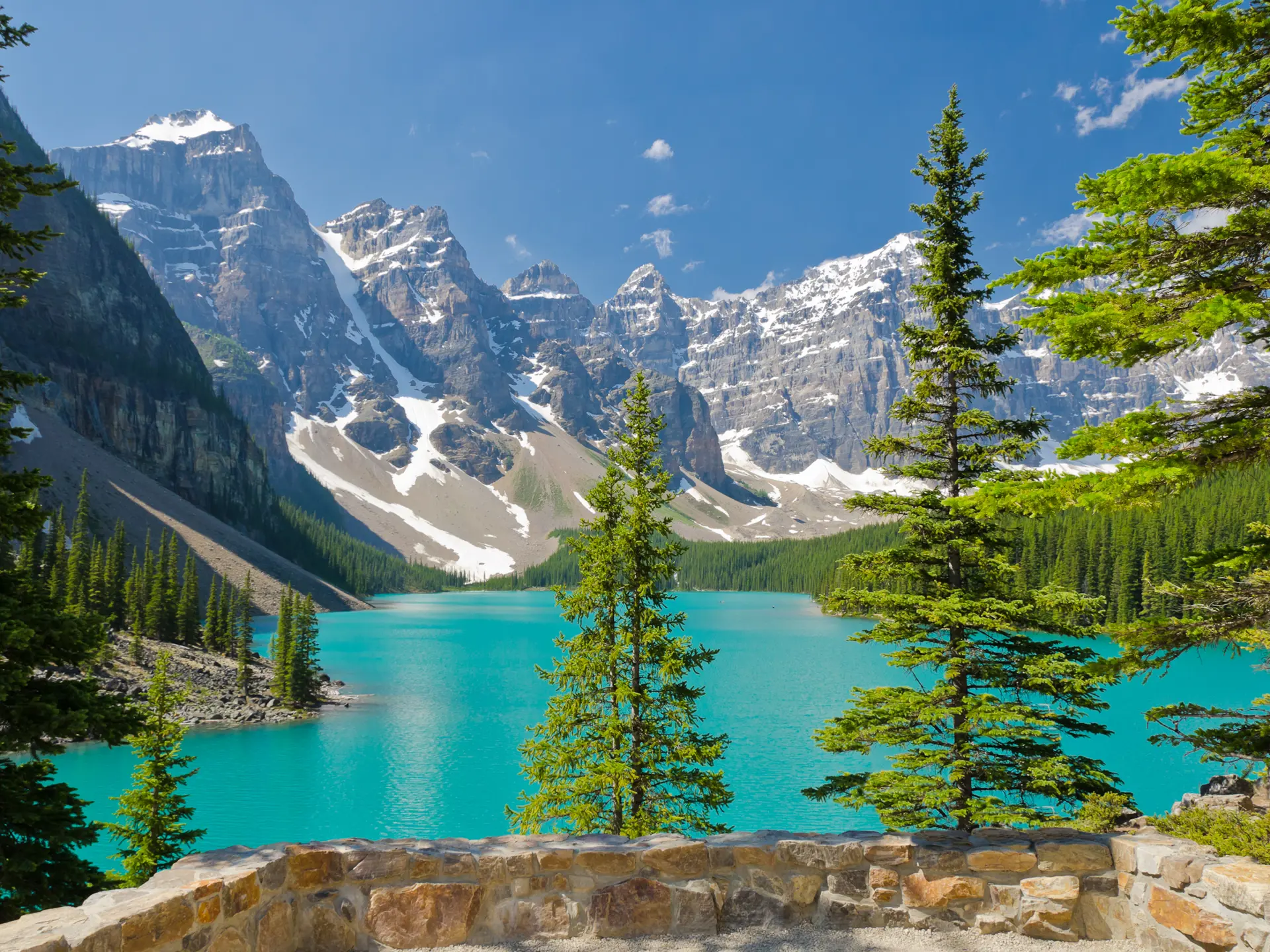 LAKE LOUISE - Et udsigtspunkt på vandreruten Moraine Lake Trail. Her er der udsigt til Lake Louise, Check Point Travel