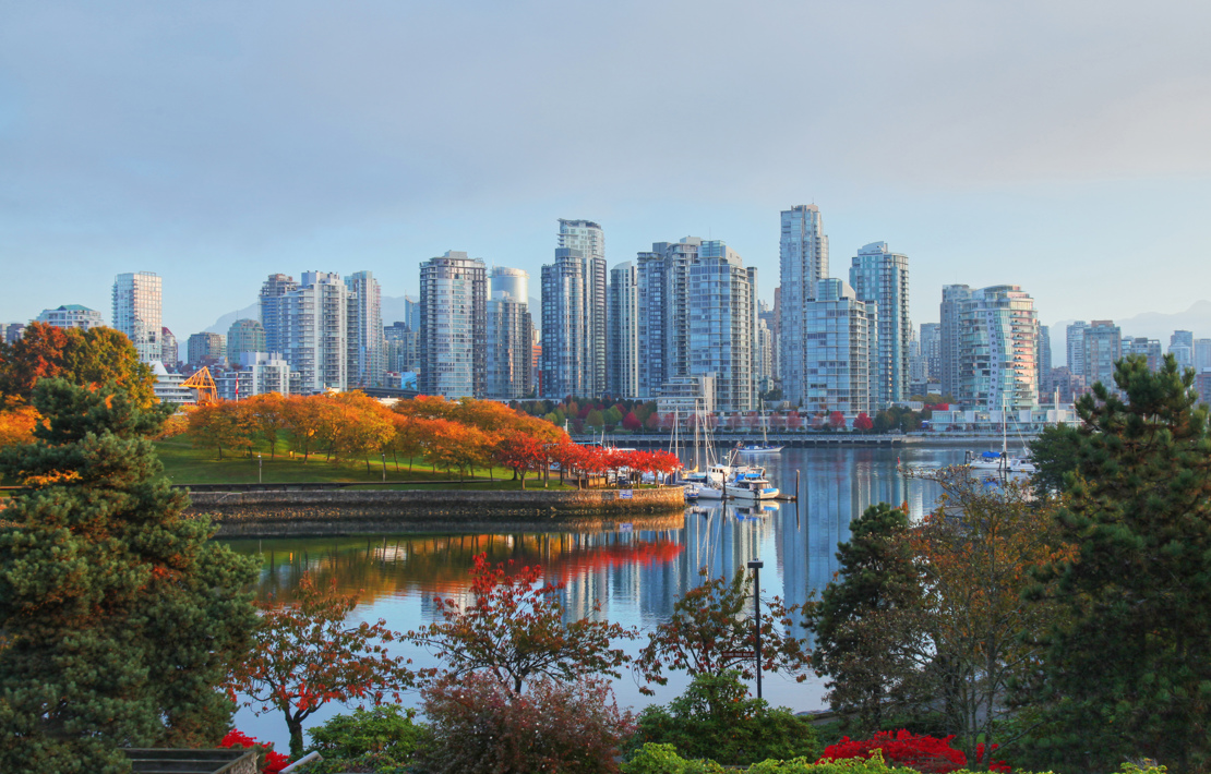 VANCOUVER - En af de hyggeligste storbyer i Nordamerika. Her set fra Stanley Park klædt i septemberfarver, Check Point Travel