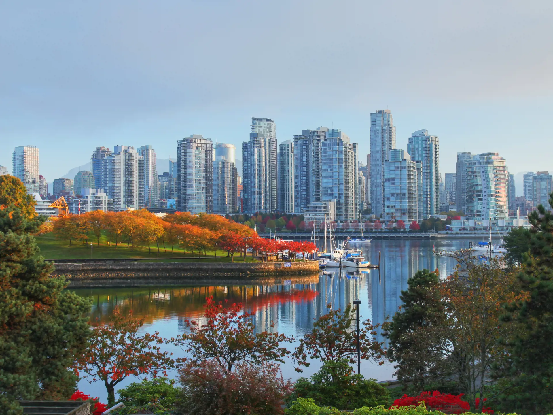 VANCOUVER - En af de hyggeligste storbyer i Nordamerika. Her set fra Stanley Park klædt i septemberfarver, Check Point Travel