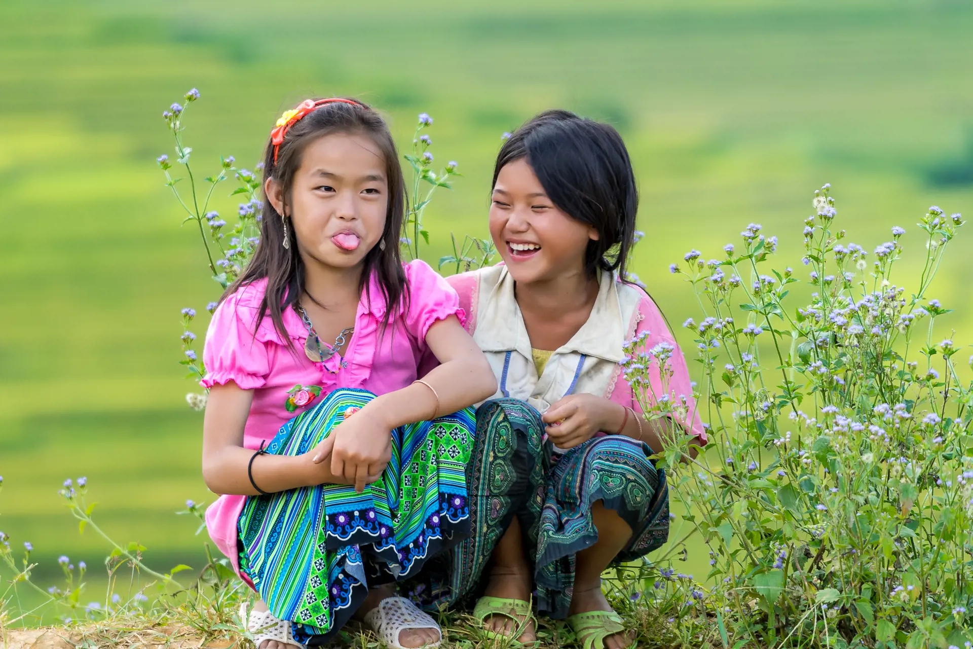 SMIL - Vietnameserne har generelt let til smilet. Akkurat som disse to piger fra den nordlige del af landet, Check Point Travel