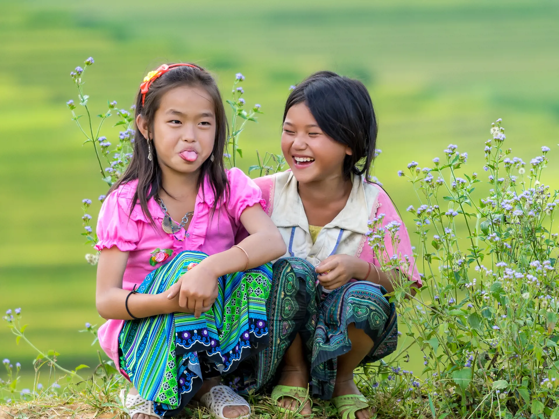 SMIL - Vietnameserne har generelt let til smilet. Akkurat som disse to piger fra den nordlige del af landet, Check Point Travel
