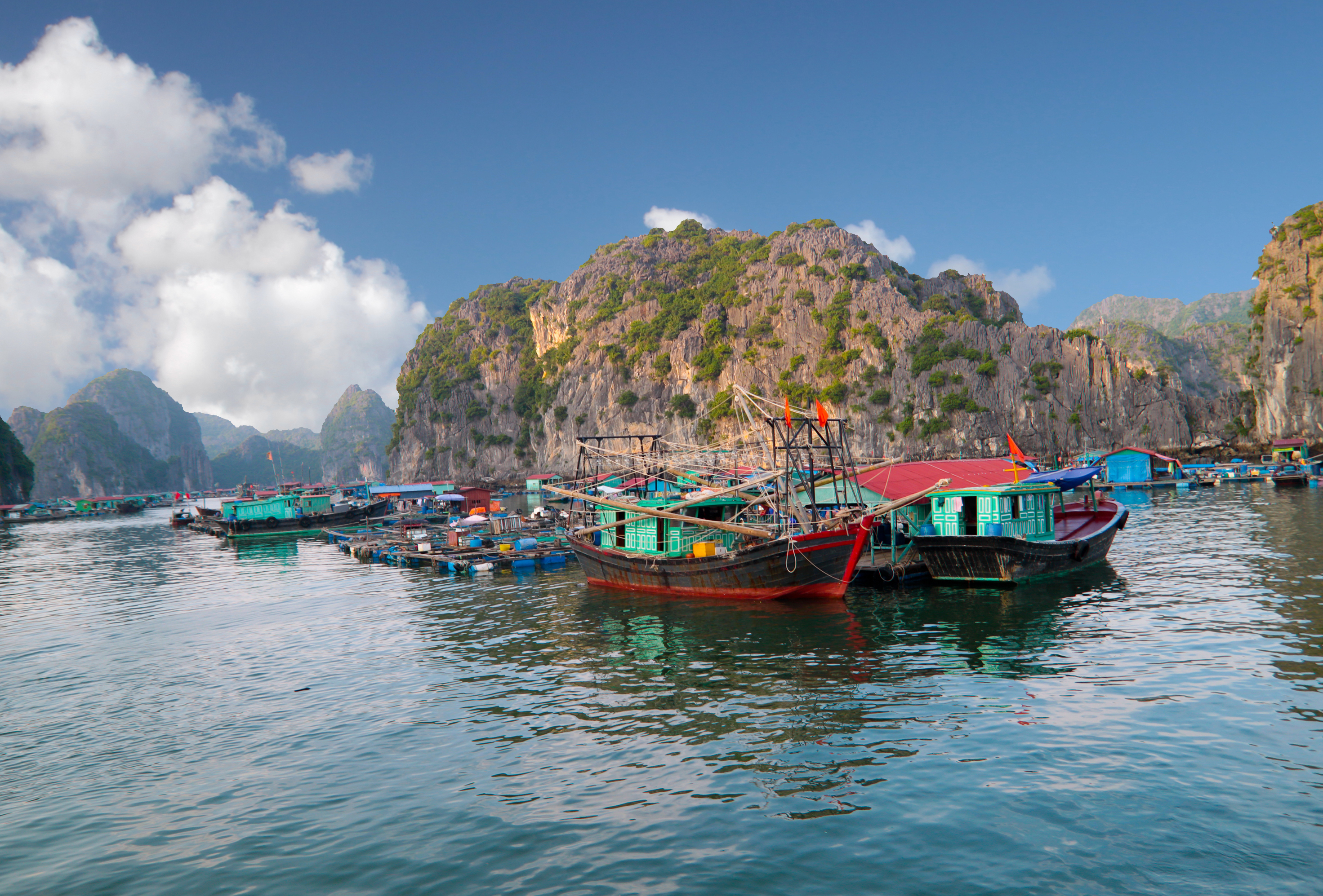 HA LONG BAY - Ude i bugten findes der flydende landsbyer, hvor folk lever af fiskeri, Check Point Travel