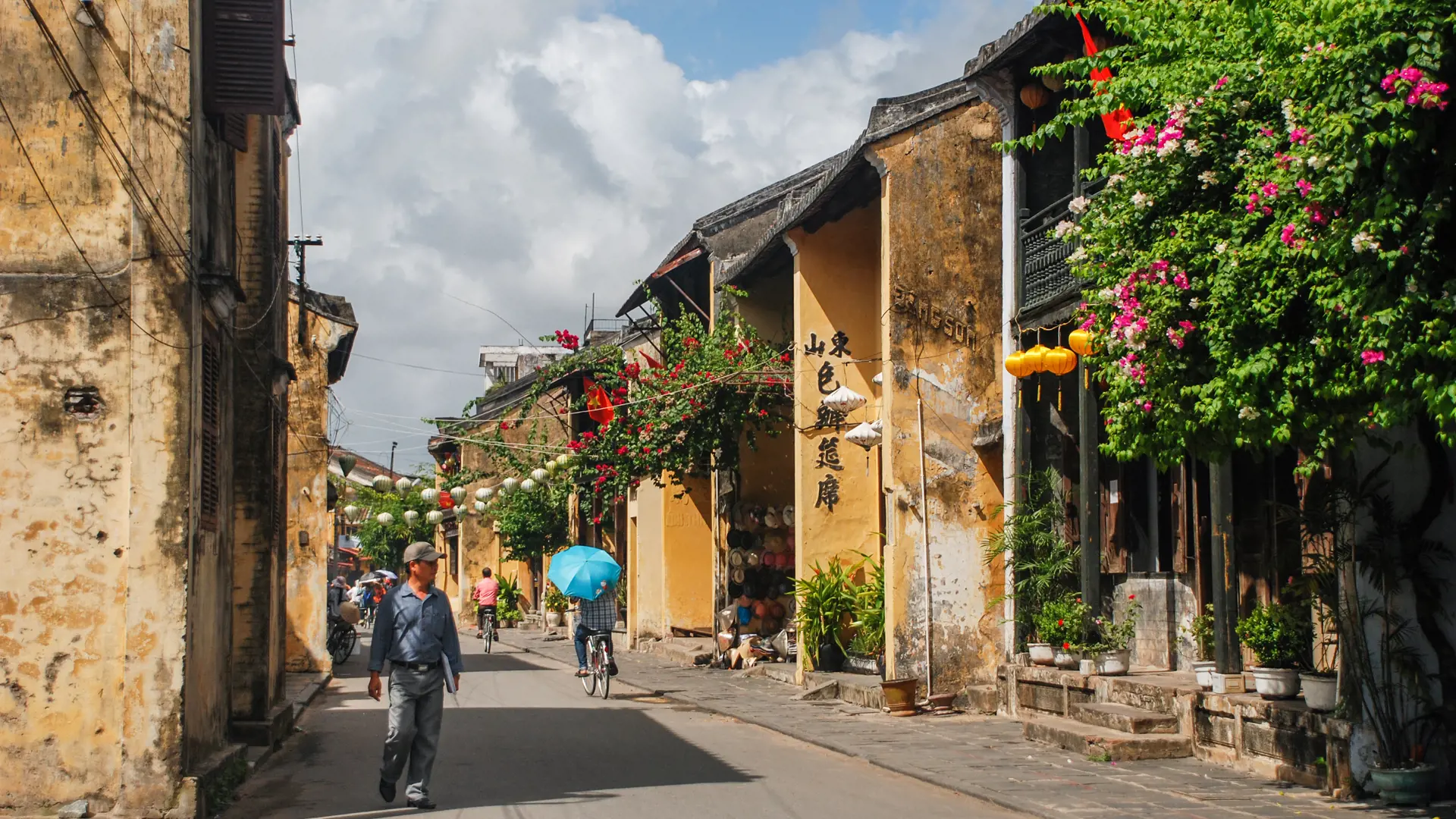 HOI AN - Man kan få mange timer til at gå med bare at gå rundt i den gamle købstads gader, Check Point Travel