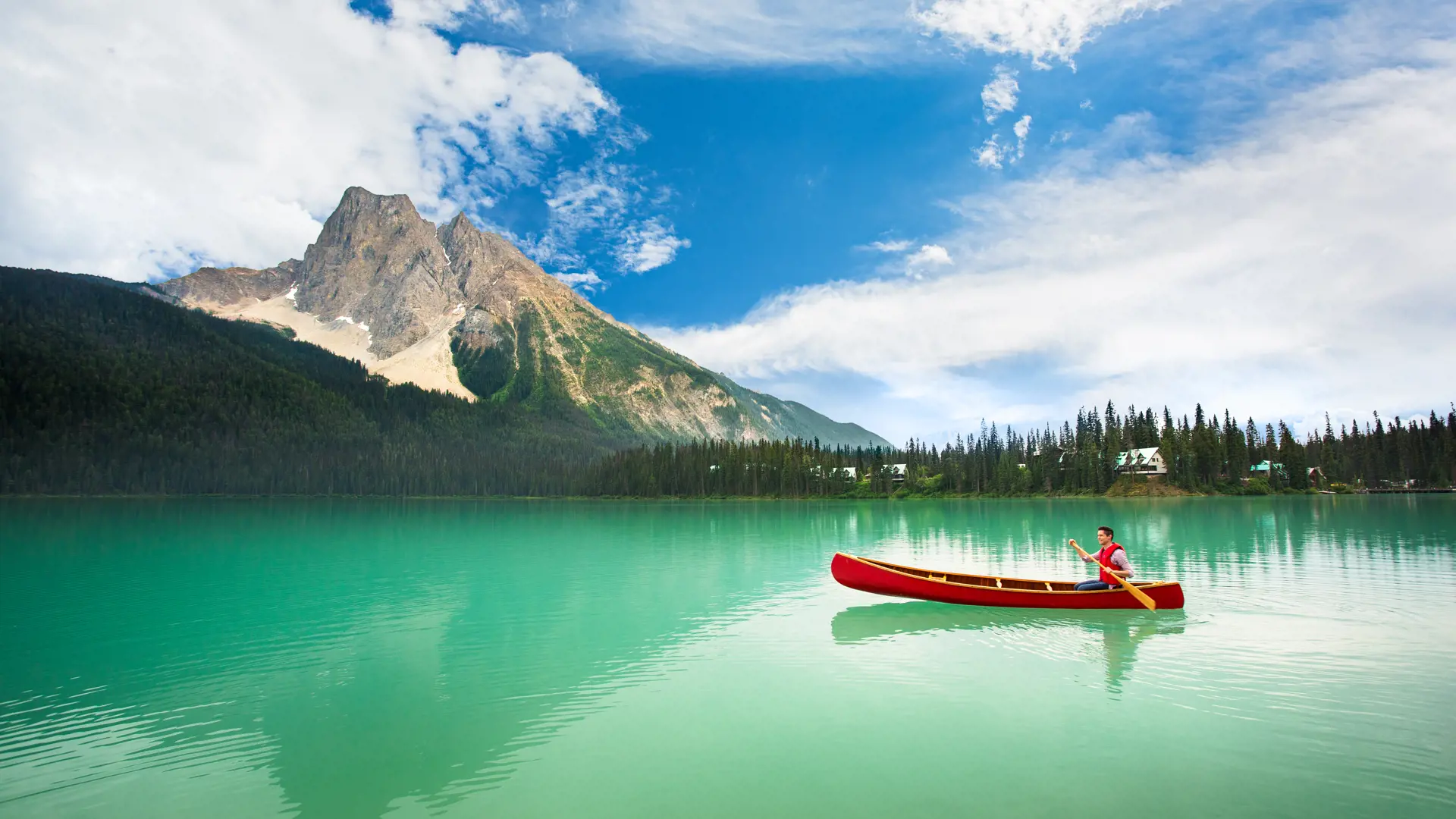 EMERALD LAKE - Tag på kanotur på Emerald Lake og nyd natursceneriet, Check Point Travel