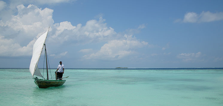 MALDIVERNE - fra en meget tidlig alder lærer de lokale at sejle i de traditionelle både, der bruges til fiskeri såvel som transport, Check Pont Travel