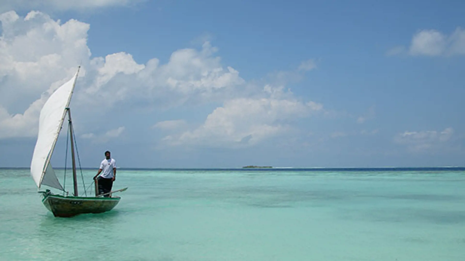 MALDIVERNE - fra en meget tidlig alder lærer de lokale at sejle i de traditionelle både, der bruges til fiskeri såvel som transport, Check Pont Travel