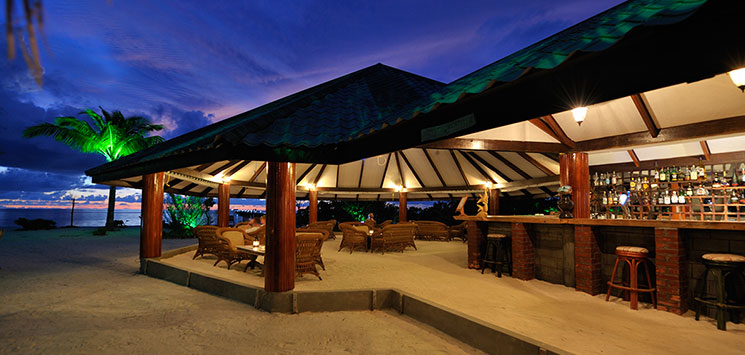 FUN ISLAND - nyd solnedgangen fra strandbaren, der serverer et stort udvalg af forfriskende drinks, Check Point Travel