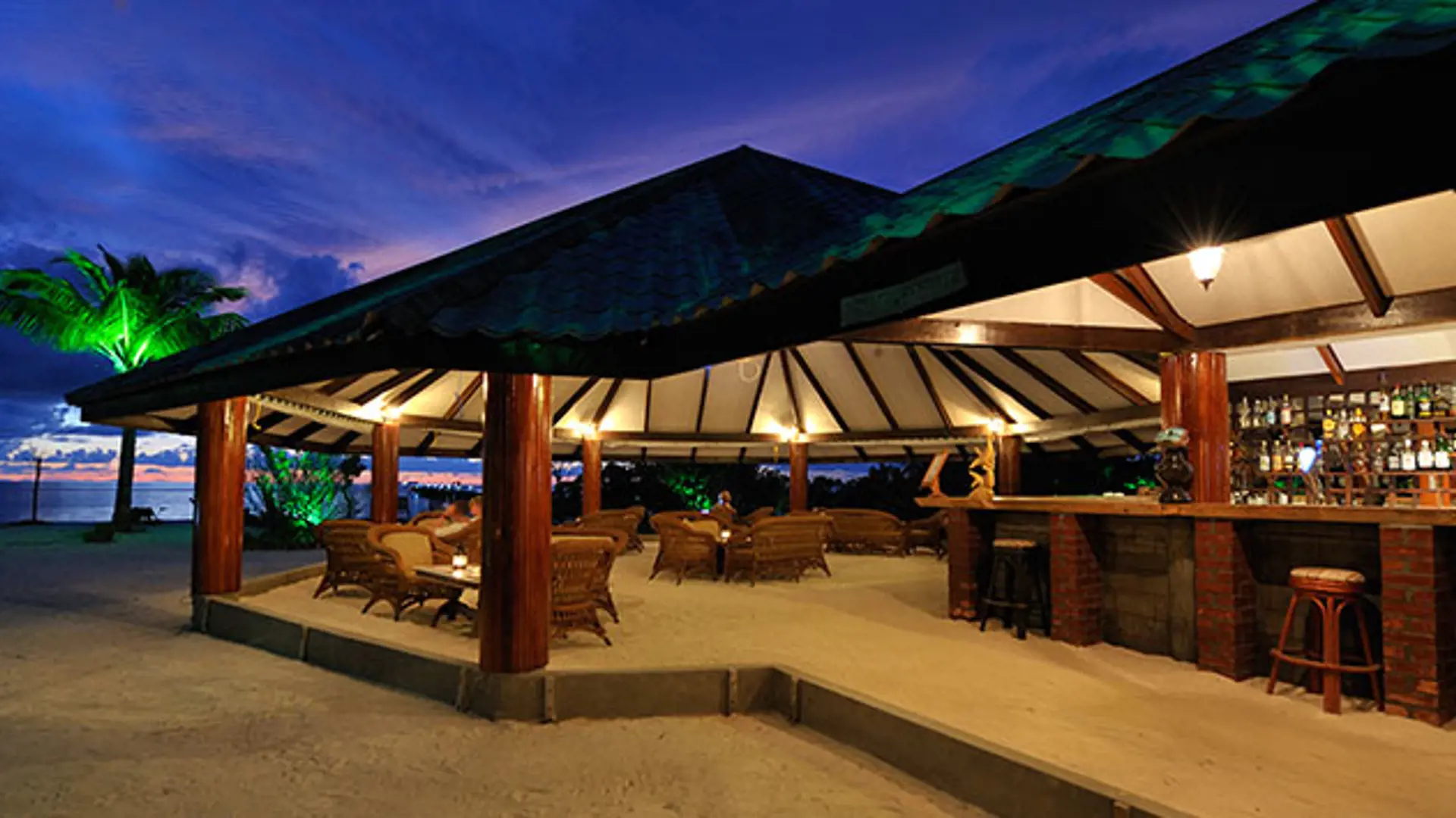 FUN ISLAND - nyd solnedgangen fra strandbaren, der serverer et stort udvalg af forfriskende drinks, Check Point Travel