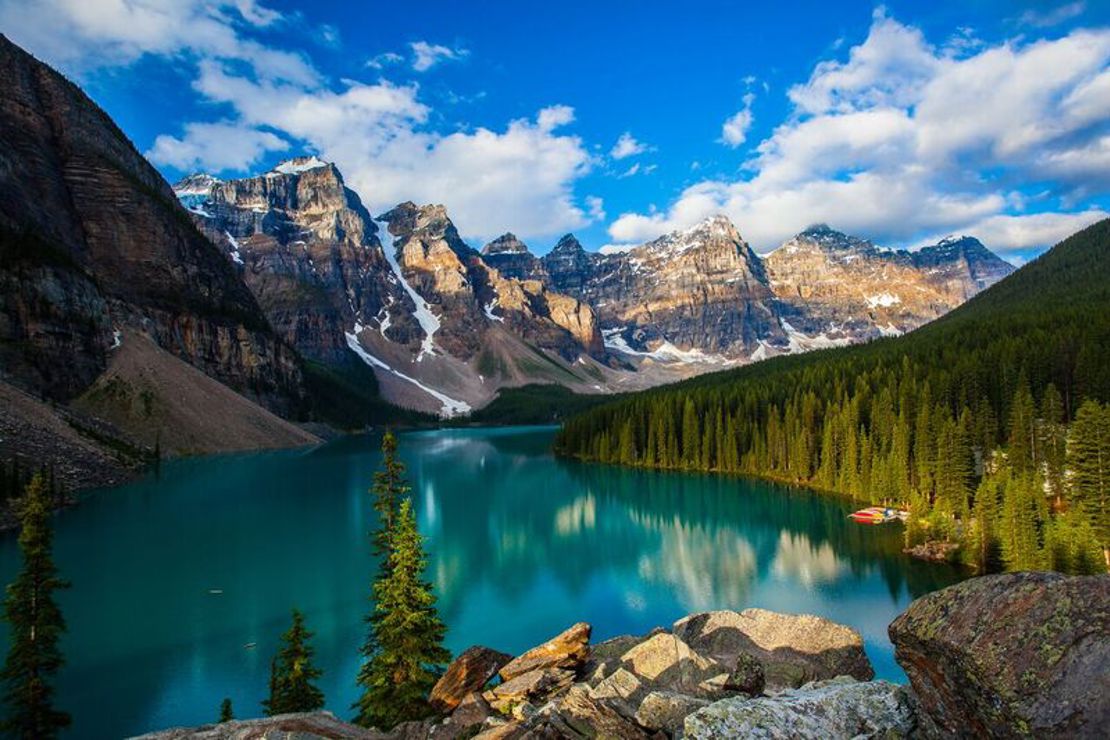 MORRAINE LAKE - gode vandrestier følger det afvekslende landskab rundt om den smukke sø, Check Point travel