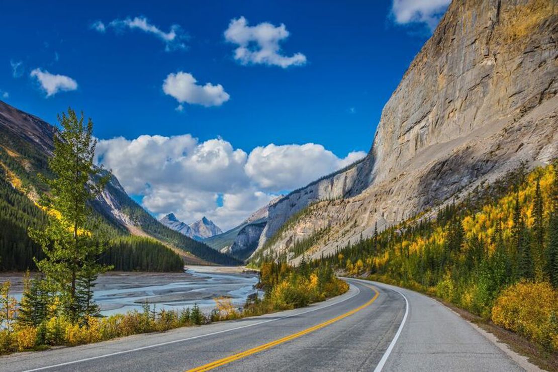 ICEFIELD PARKWAYS - af mange vurderet til at være Verdens smukkeste køretur langs med Bow River, omgivet af bjerge og skov, Check Point Travel