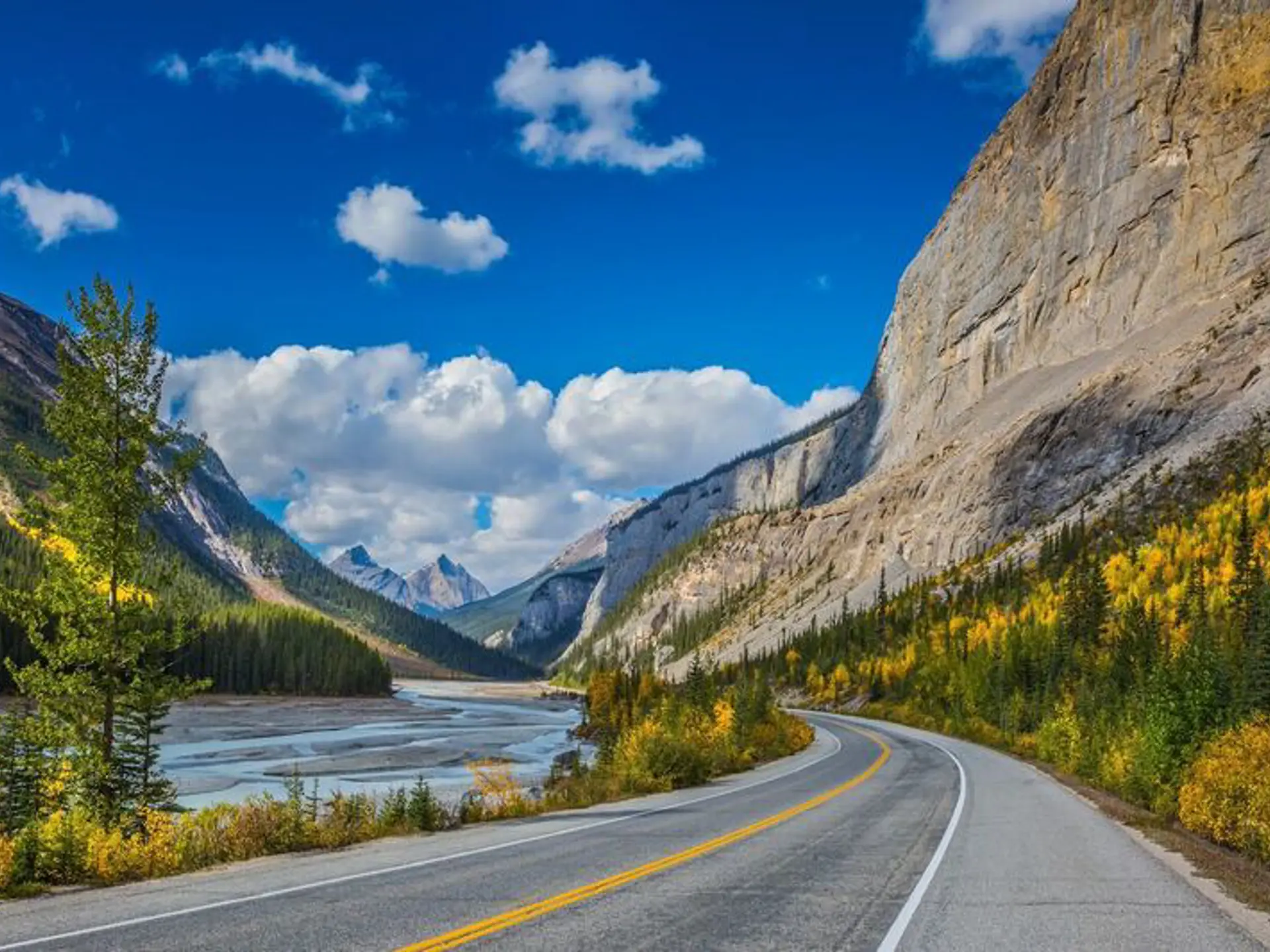ICEFIELD PARKWAYS - af mange vurderet til at være Verdens smukkeste køretur langs med Bow River, omgivet af bjerge og skov, Check Point Travel