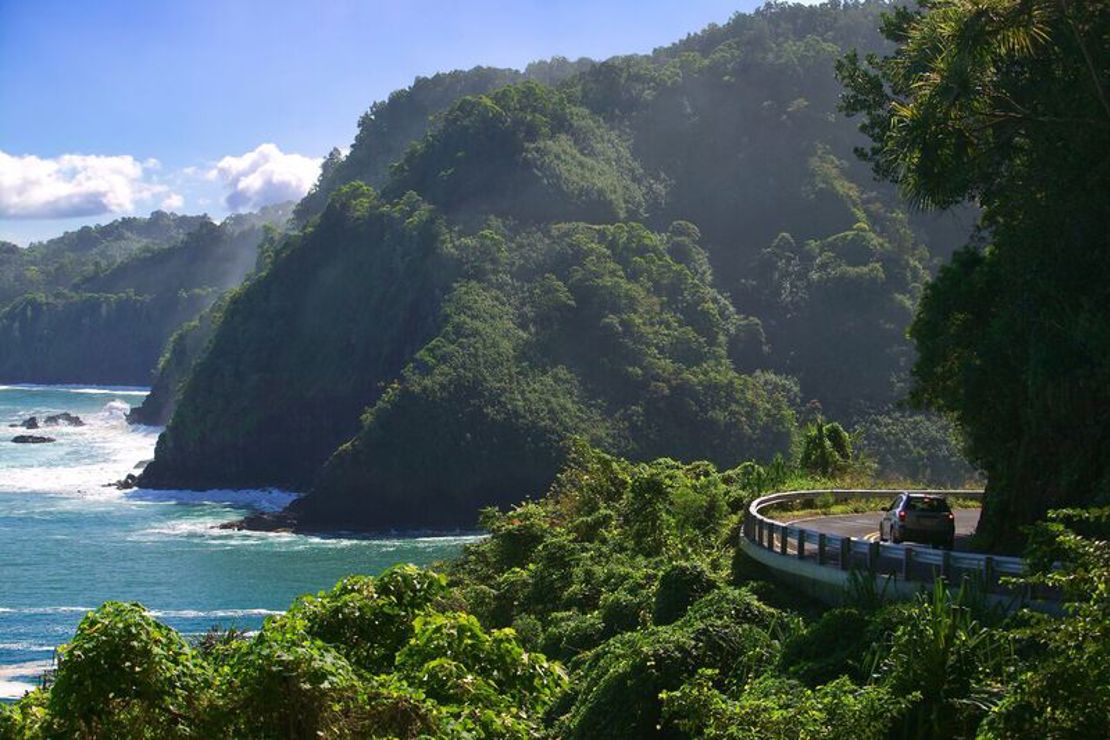 HANA - vejen til Hana følger den bugtende kyststrækning helt tæt og er blandt de klassiske køreture på Hawaii, Check Point Travel