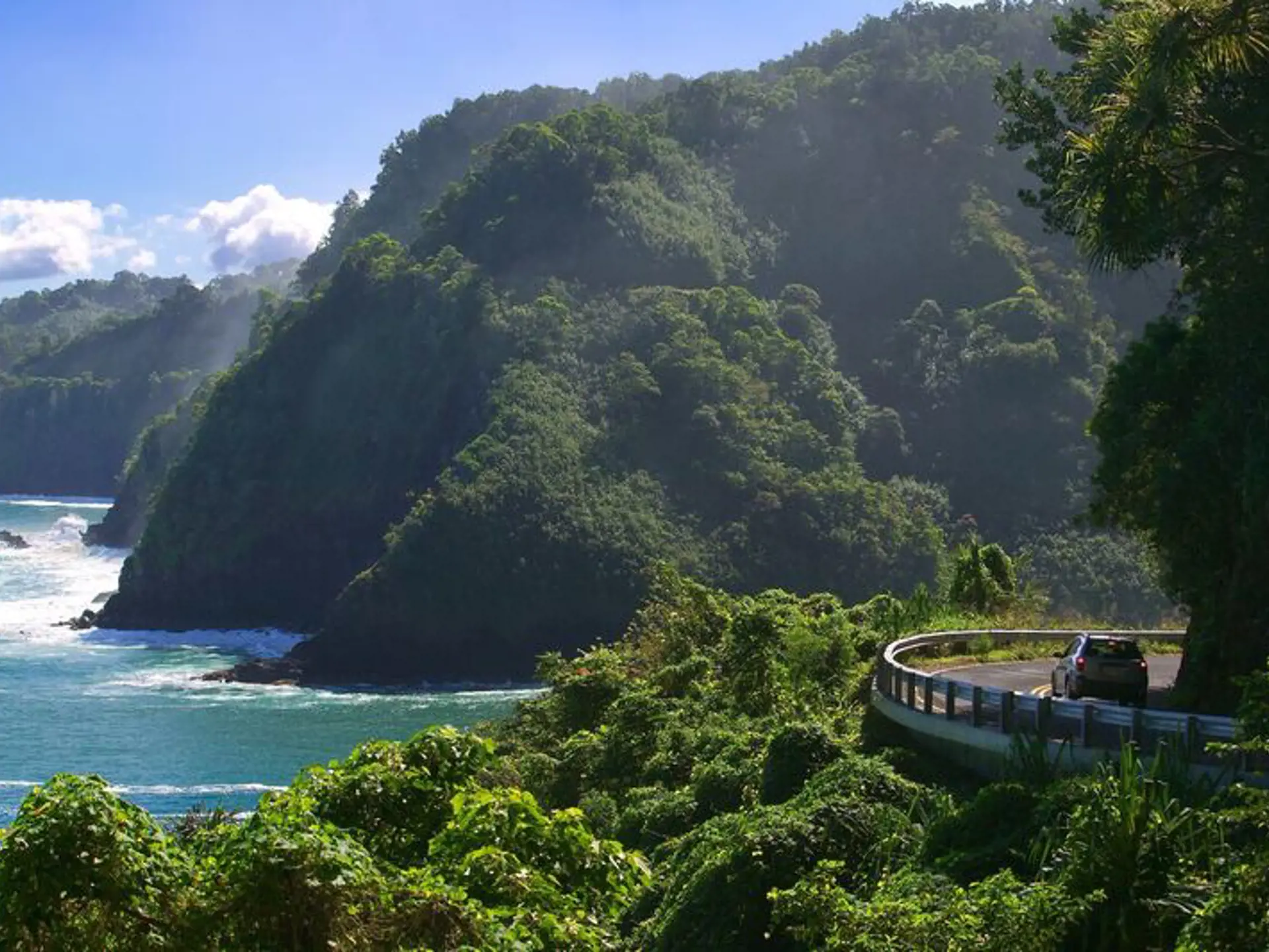 HANA - vejen til Hana følger den bugtende kyststrækning helt tæt og er blandt de klassiske køreture på Hawaii, Check Point Travel