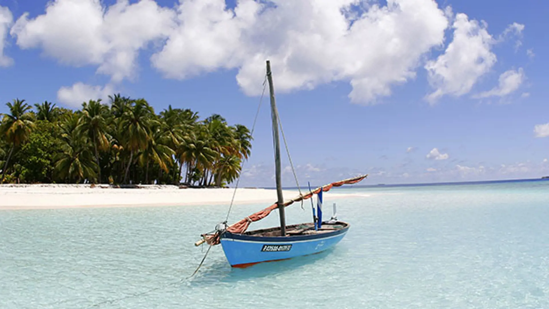 MALDIVERNE - øhop mellem øerne kan foregå med de lokale sejlbåde, men oftest er det med speedbåd, Check Point Travel